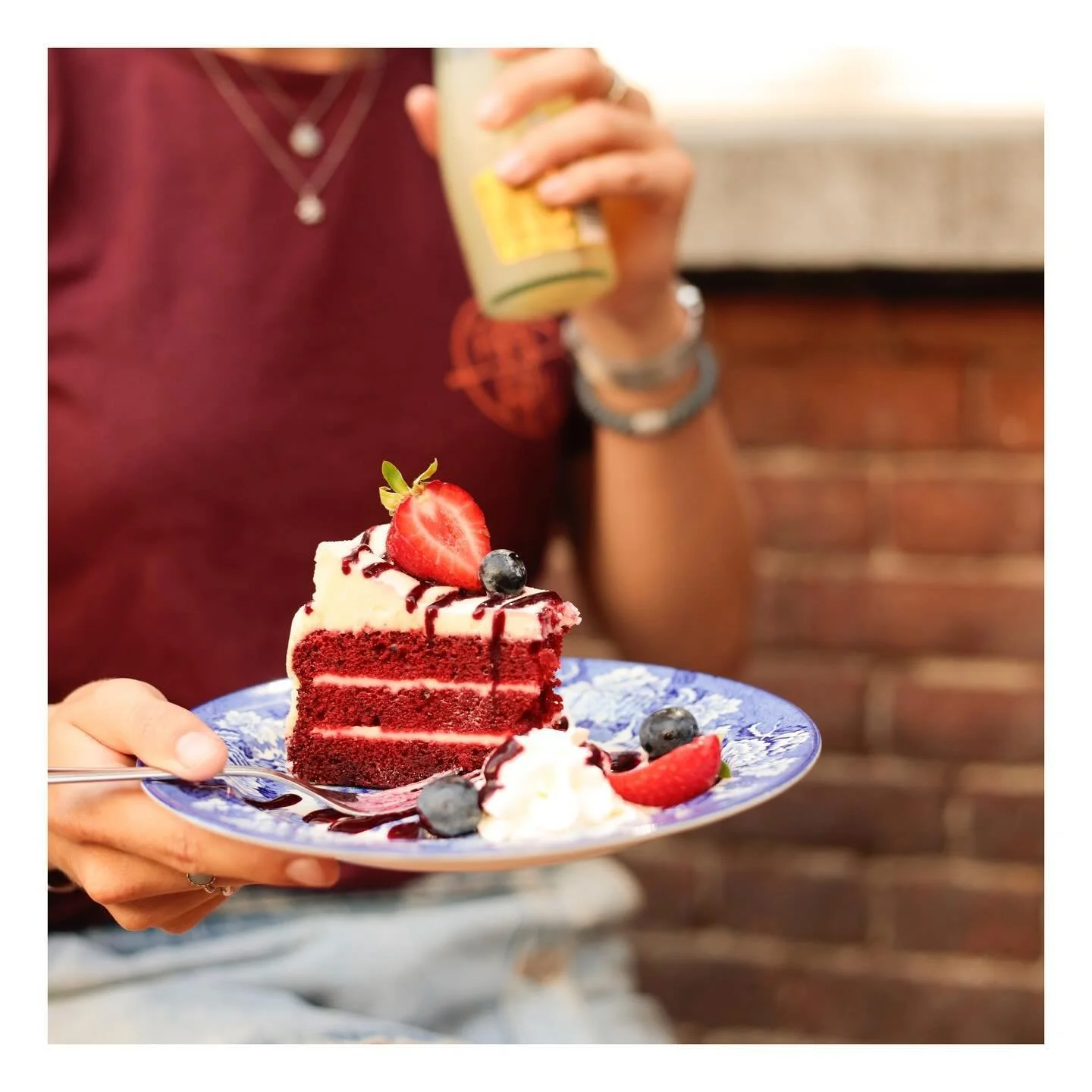 MMM! Tijd voor een toetje om de maandag op te vrolijken🍰🍓🍌🍫

Keuze uit red velvet, cheesecake, carrot cake, vegan brownie, bananenbrood, spekkoek of een dadelballetje. 

Genoeg keuze dus😋! 

#fiftyfifty073 #snellestraatdenbosch #denboschdessert