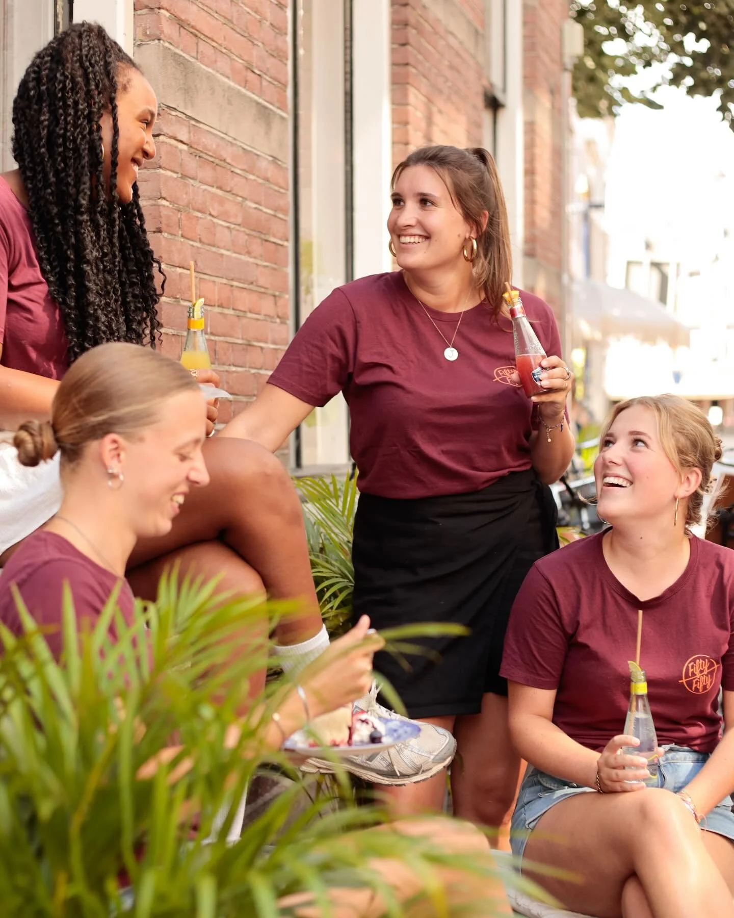 Geen zin om te koken en toe aan een snelle hap? 🌮 Of zin in een lekkere maaltijd met een verfrissend drankje? 🌯🧃

Ons team staat altijd voor jullie klaar om de lekkerste burrito&rsquo;s, taco&rsquo;s en salades klaar te maken! 👩🏻&zwj;🍳

#denbos