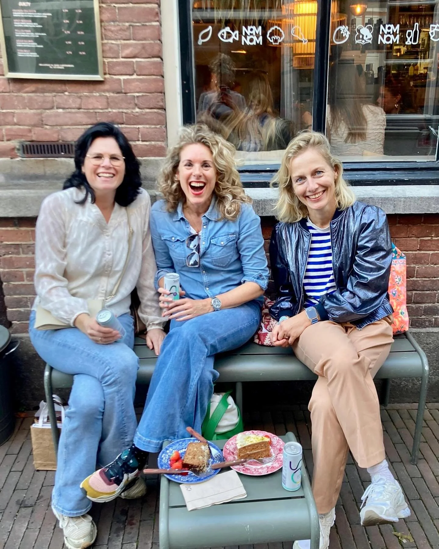 Weekend | gezelligheid | vriendinnen | taartjes | zonnetje | leukste straat van Den Bosch | wat wil je nog meer? 🌞🍰👩🏼&zwj;🤝&zwj;👩🏽

Tot zo! 

#fiftyfifty073 #snellestraatdenbosch #denboschdessert #denboschfood