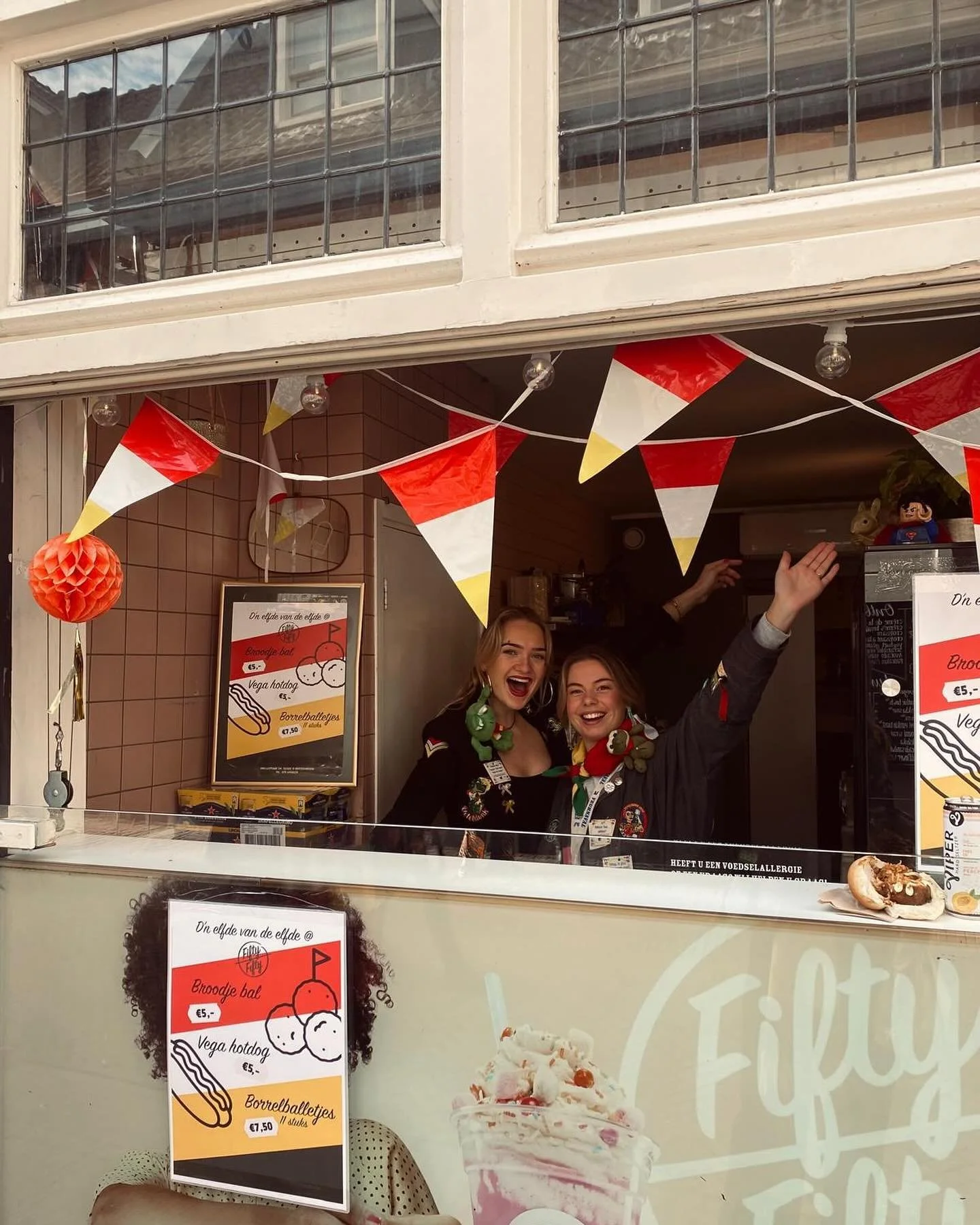 ❤️🤍💛De elfde van de elfde❤️🤍💛

Kom gezellig langs voor onze heerlijke broodje bal met een biertje (of natuurlijk een frisje)🍻! 

Wie zien wij maandag?

#fiftyfifty073 #snellestraatdenbosch #deelfdevandeelfde #broodjebal #oeteldonk
