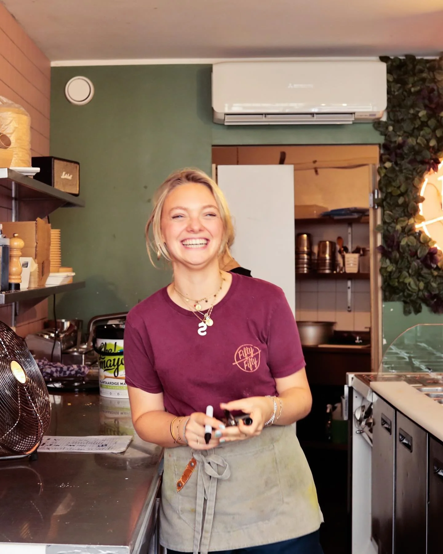 Alle taco&rsquo;s 🌮, burrito&rsquo;s 🌯 en salades 🥗 worden met liefde &eacute;n een glimlach vers voor jou gemaakt!

Kom jouw favoriet afhalen aan het raam of bestel via onze website (link in bio)!

#fiftyfifty073 #denboschfood #denboschhotspot #d