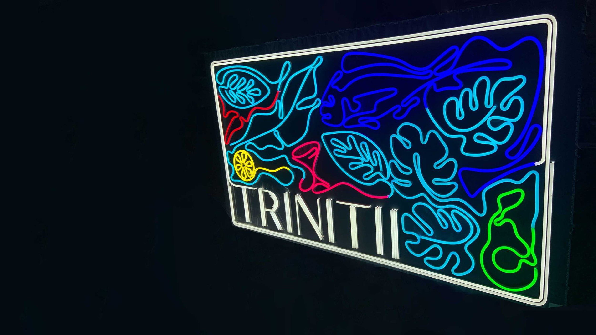 Bureau-Mitte-069-Branding-Trinitii-Neonschild.jpg