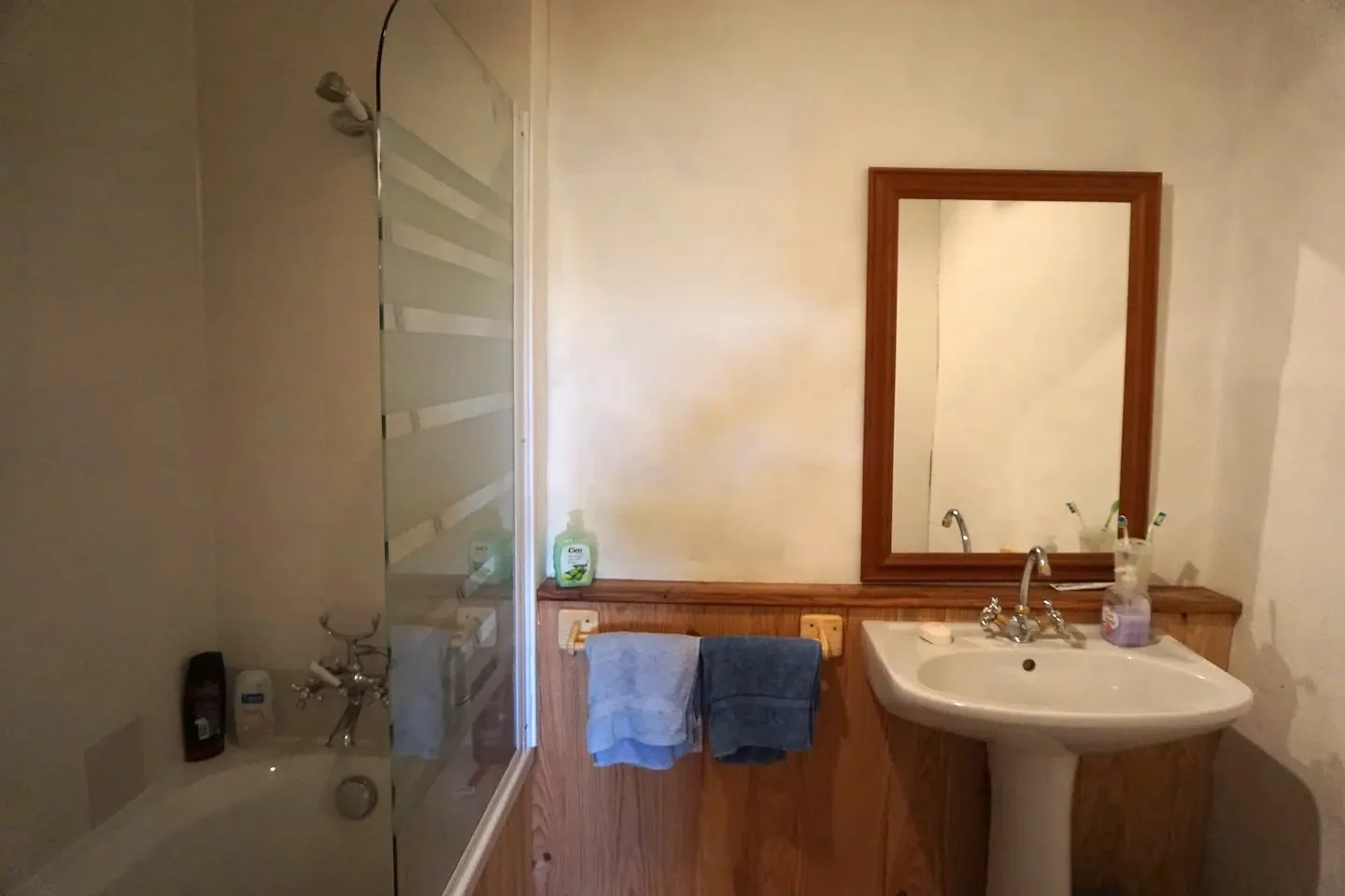 midle floor bathroom copy.jpg