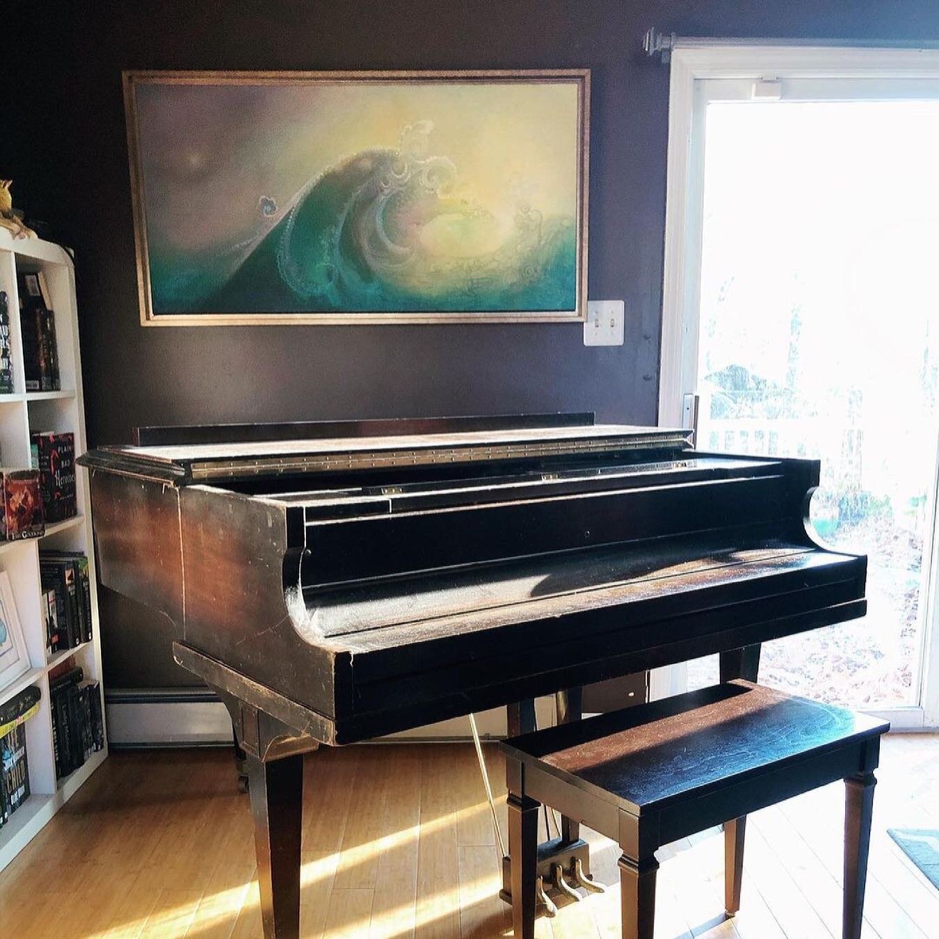 Happy Friday! Today&rsquo;s theme is &ldquo;in use&rdquo;...
Having an art show in a gallery is real nice but I LOVE seeing my work in collectors homes...even better seeing it in such good company with a beautiful baby grand! Perfect mix of new &amp;