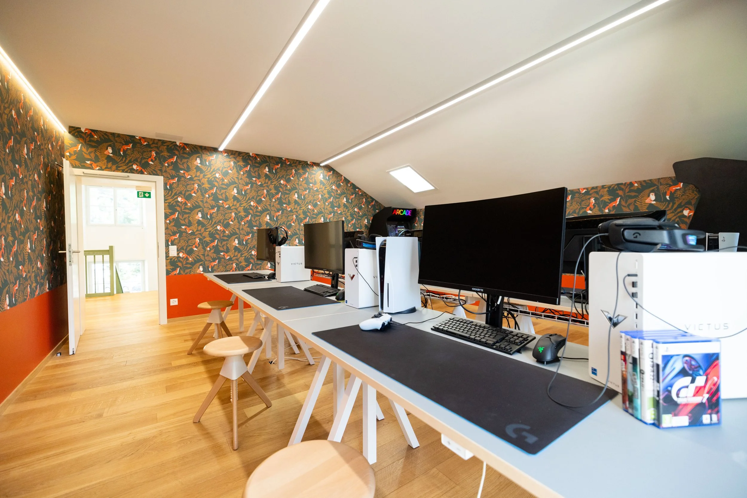 Dettaglio dell’interior design per bambini al Victoria-Jungfrau Interlaken: arredi educativi e postazioni computer