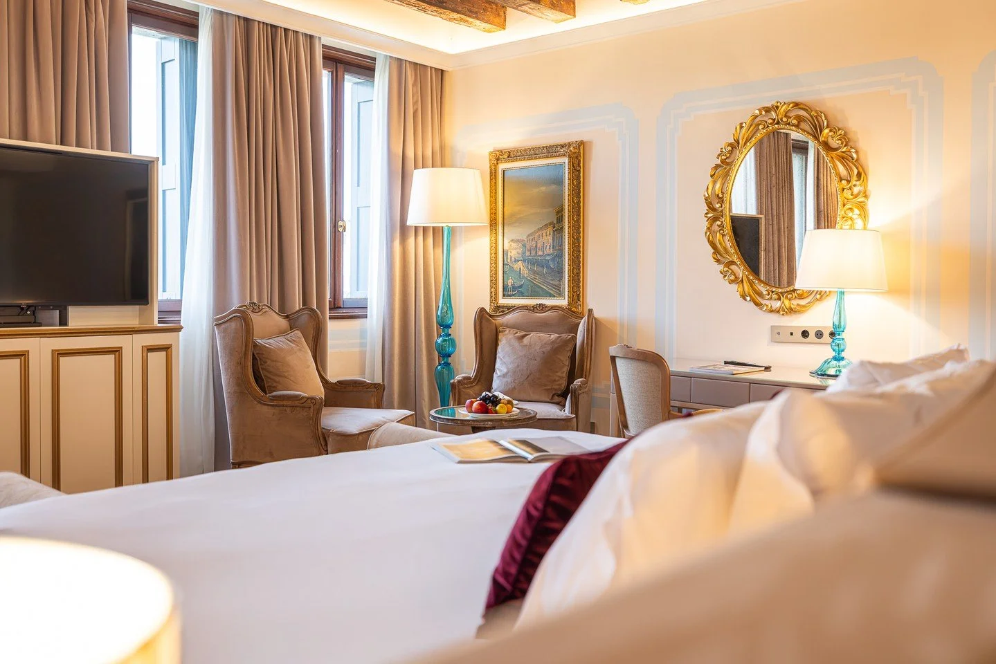 In questa camera di Palazzo Giovanelli la delicatezza del restauro incontra la quiete della luce veneziana. Ogni elemento &egrave; stato ripensato con rispetto assoluto per la storia del palazzo: le cornici originali, i velluti morbidi, le tonalit&ag