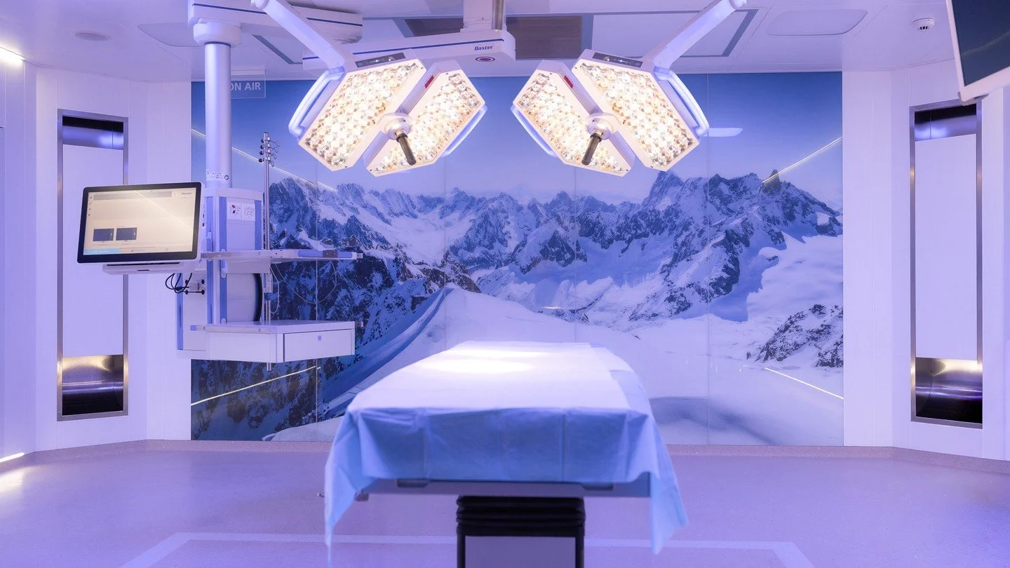 Nel nuovo blocco operatorio di Ars Medica, la precisione tecnica incontra un&rsquo;estetica progettata per generare calma, fiducia e massima concentrazione.
Luce controllata, superfici seamless e un&rsquo;identit&agrave; visiva ispirata al paesaggio 