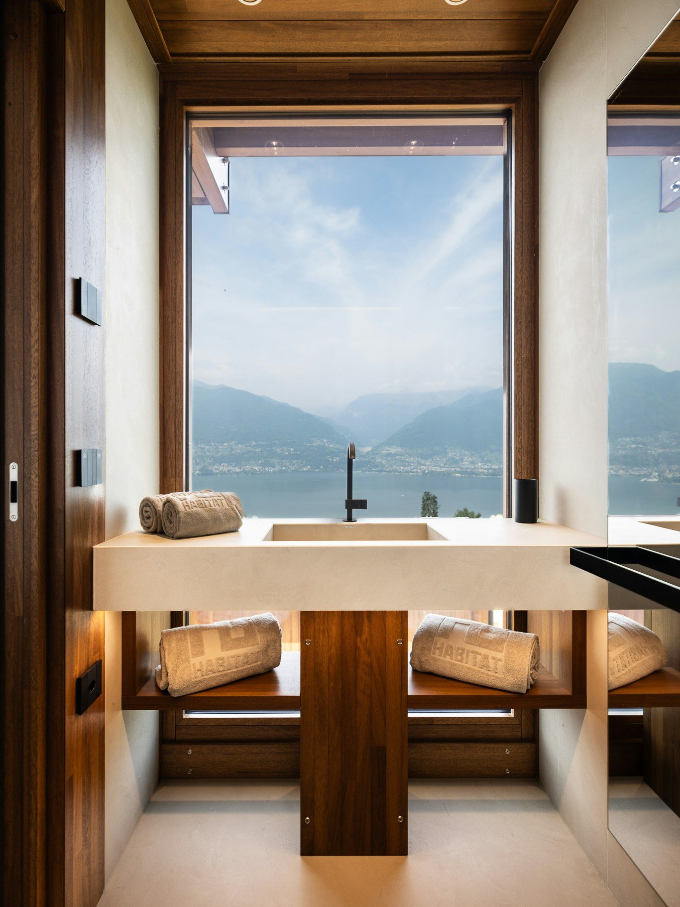 Un rifugio sospeso tra comfort contemporaneo e natura viva.
Nel progetto Habitat, ogni spazio &egrave; stato progettato per dialogare con il paesaggio circostante: materiali caldi, volumi essenziali e una palette raffinata che lascia entrare la luce 