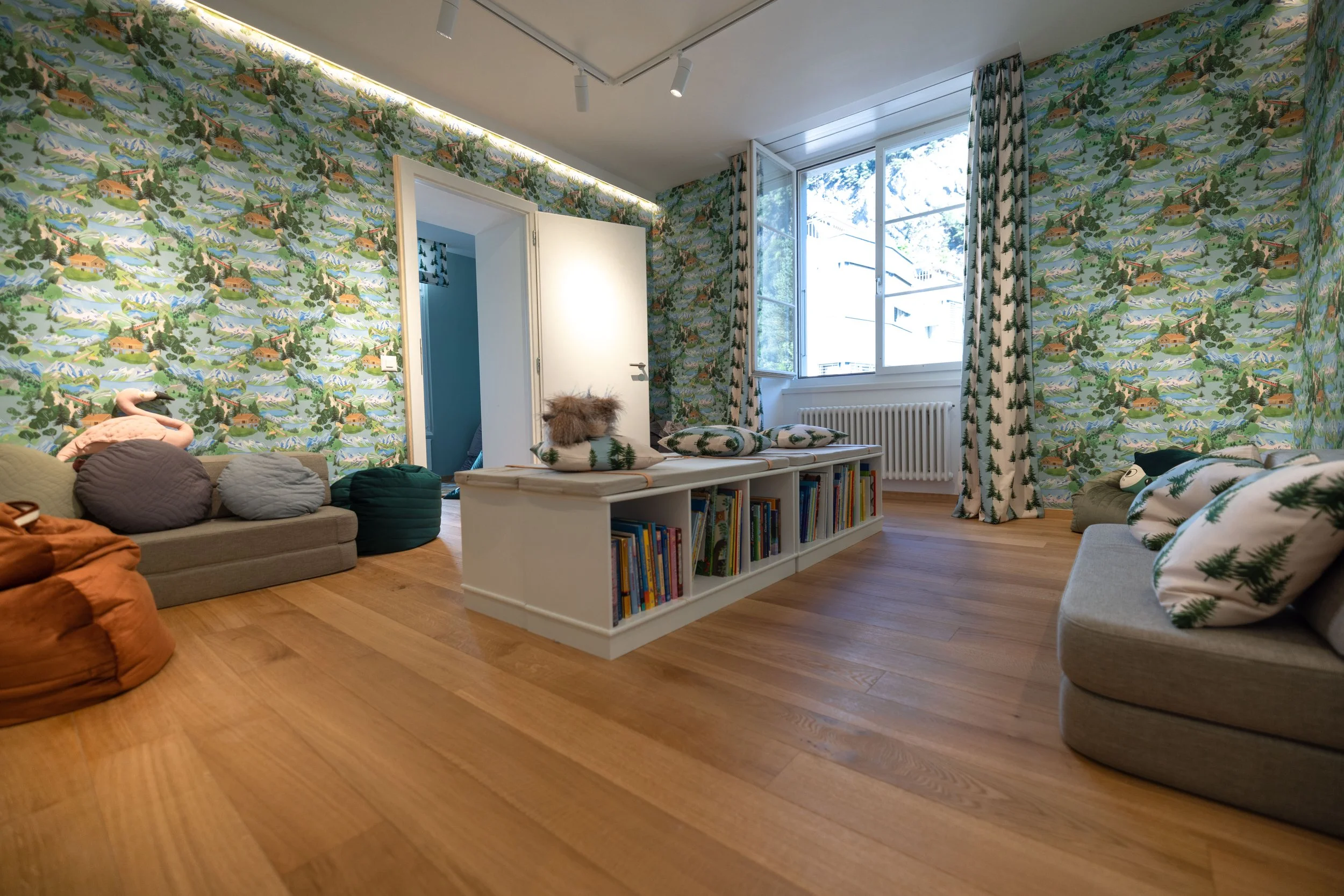 Ambiente relax familiare all’interno del progetto Family & Kids Area al Victoria-Jungfrau Grand Hotel a Interlaken, atmosfera calda e accogliente