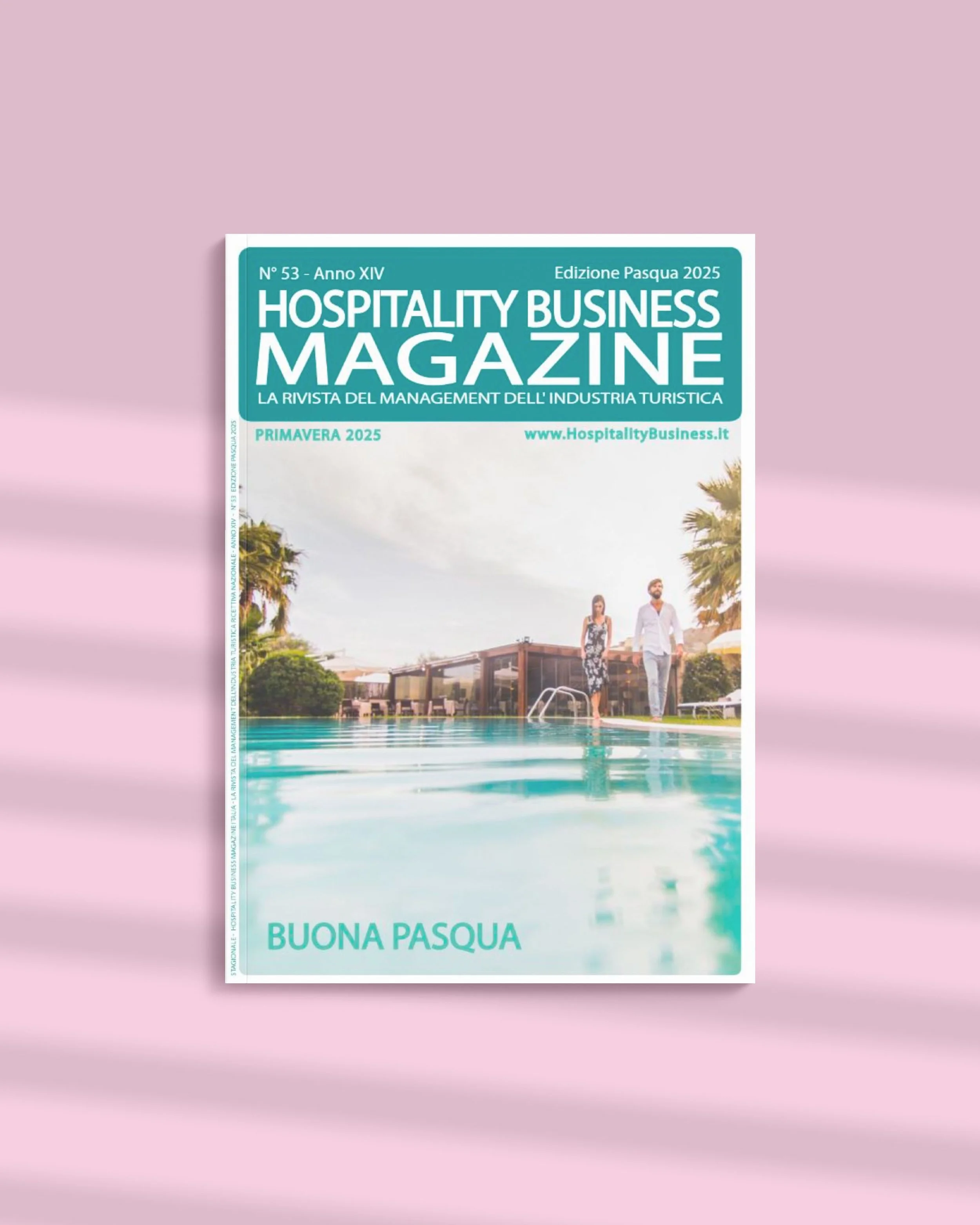 Copertina di una rivista chiamata 'Hospitality Business Magazine', con un'immagine di una piscina e due persone che camminano lungo il bordo, con palme sullo sfondo. Il testo include 'Primavera 2025' e 'Buona Pasqua'.