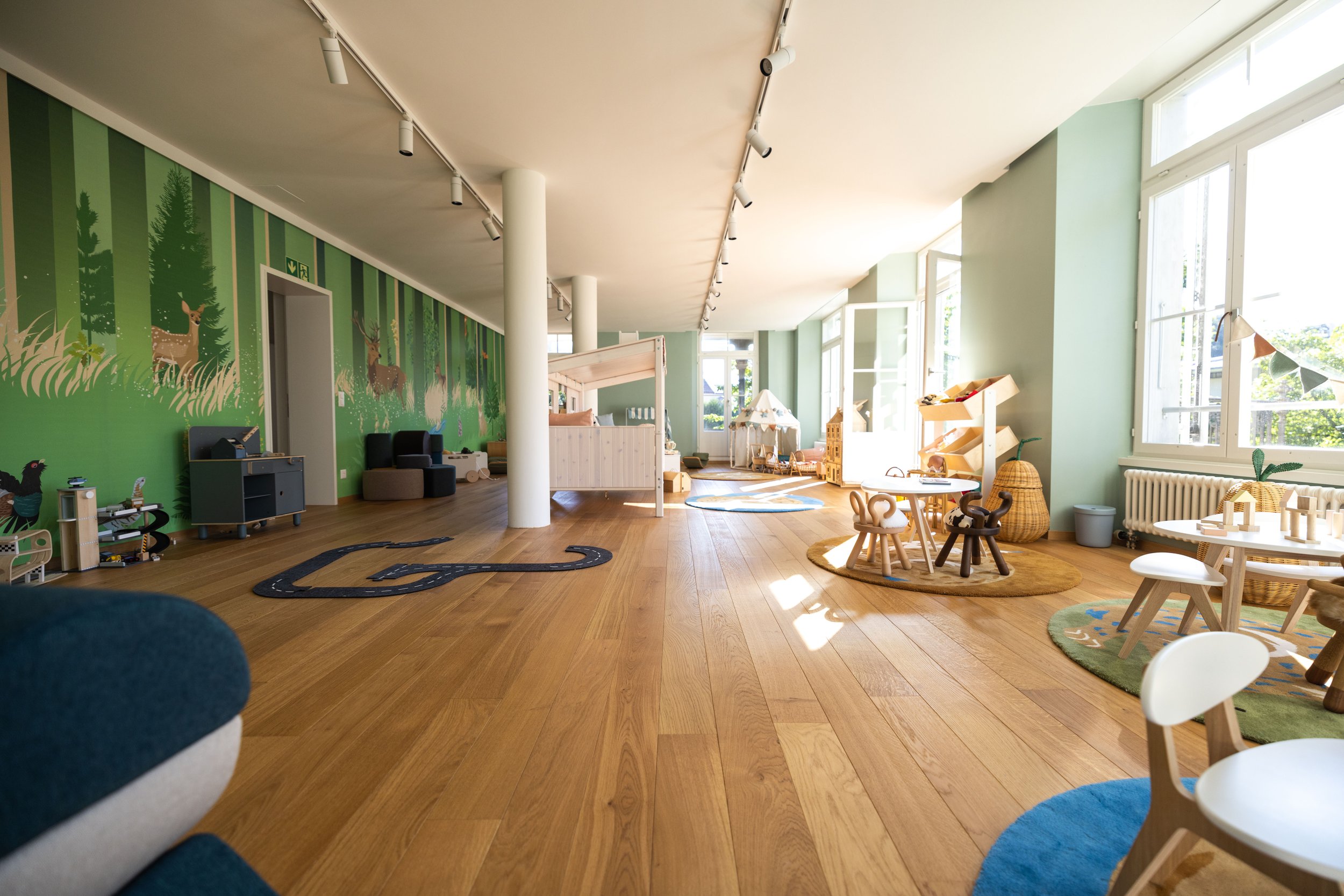 Vista d’insieme degli spazi interni per famiglie presso Victoria-Jungfrau Grand Hotel & Spa a Interlaken, design Studio Gascón per hospitality di lusso