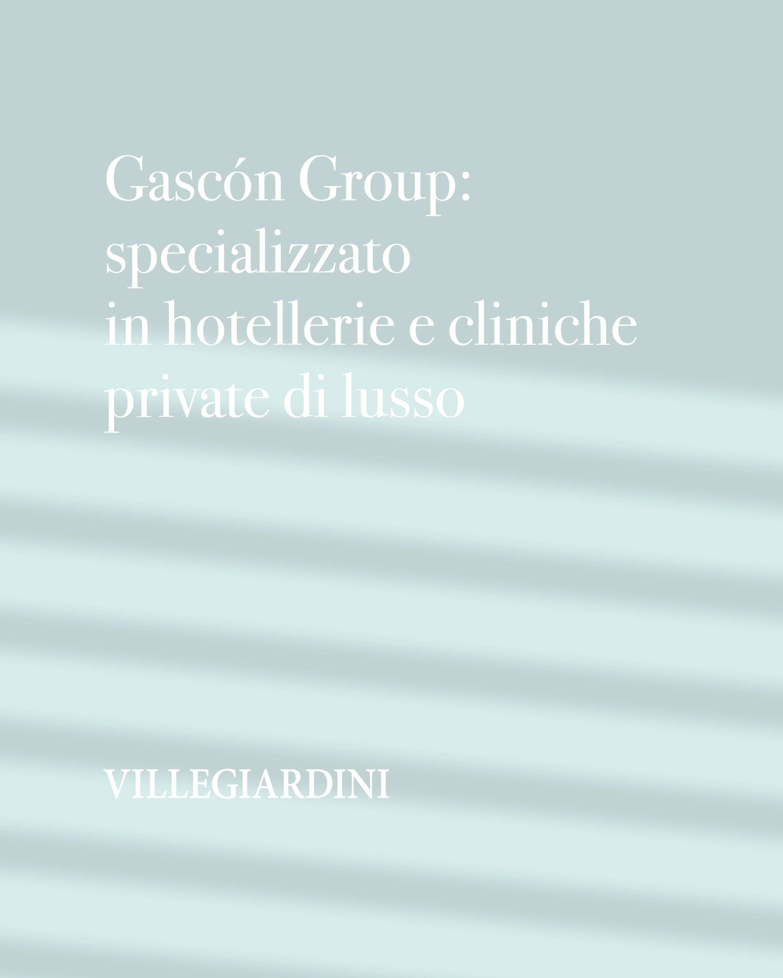 Copertina di un catalogo o pubblicazione con sfondo azzurro chiaro e ombre di tende o veneziane, testo bianco che recita: "Gascón Group: specializzato in hotellerie e cliniche private di lusso" e la parola "VILLEGARDINI" in caratteri maiuscoli in bas
