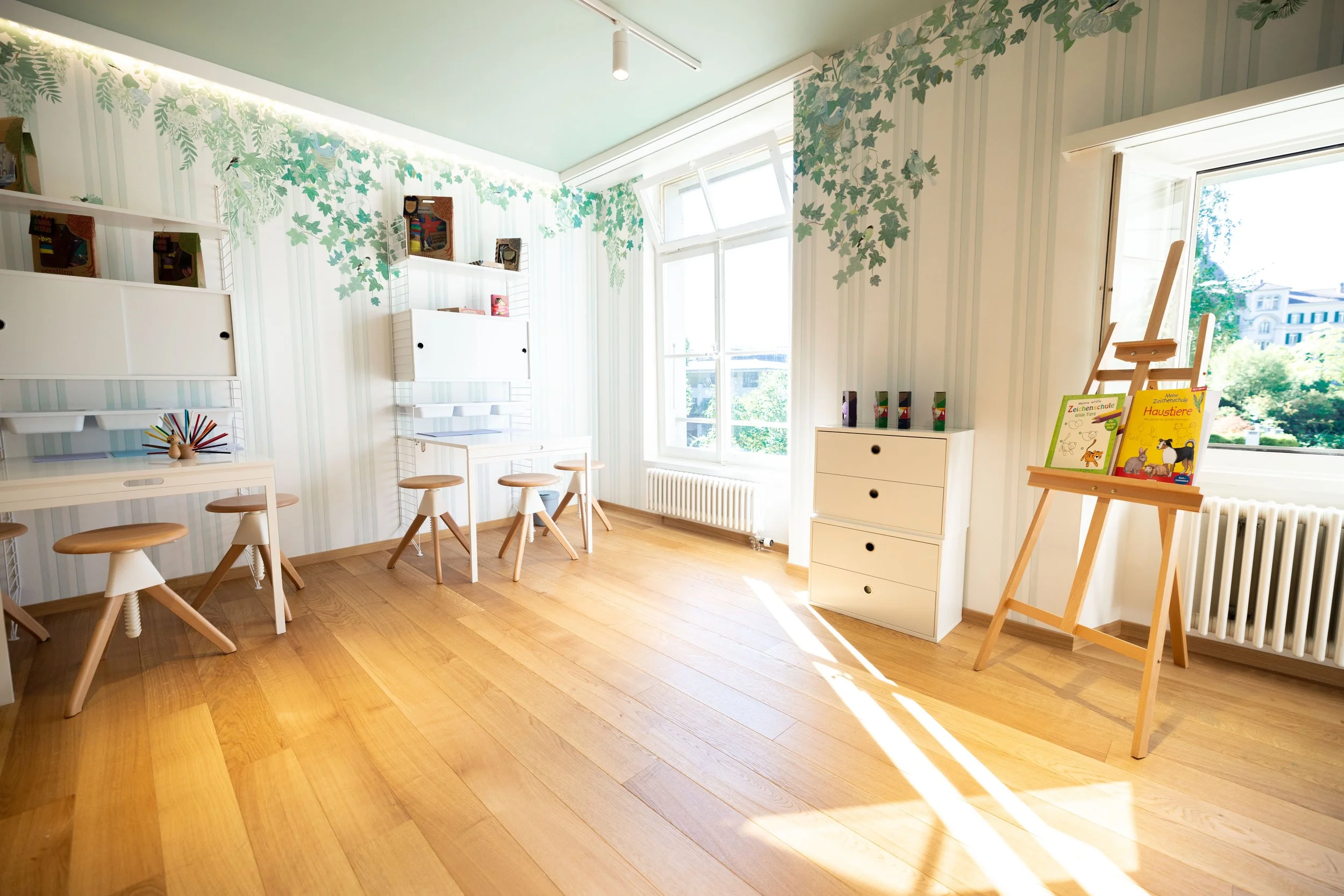 Spazio esperienza famiglia firmato Studio Gascón con vista sul contesto alpino dell’ospitalità di lusso al Victoria-Jungfrau Interlaken