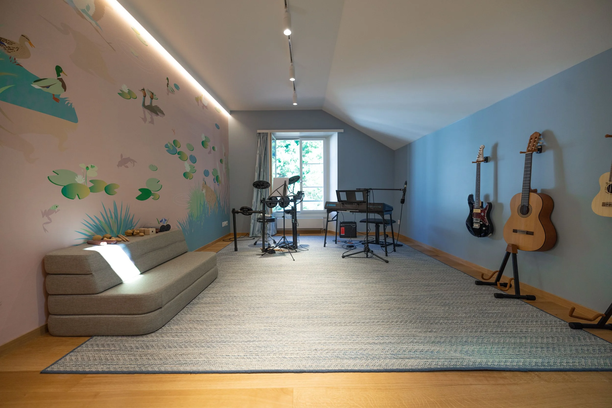 Strumenti musicali nell’area kids club del Victoria-Jungfrau Interlaken progettata da Studio Gascón