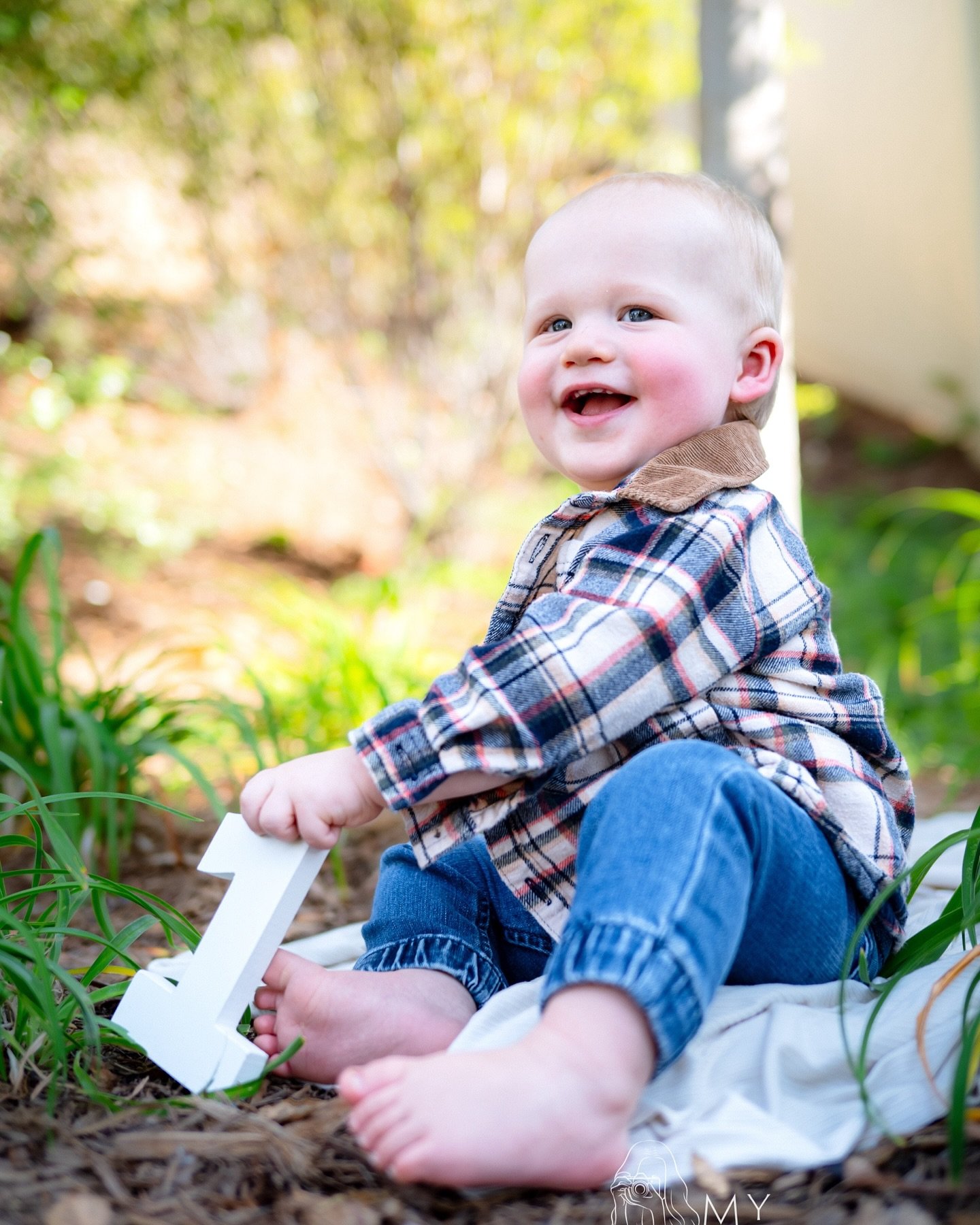 Turning one is always super fun! For this shoot with our high energy Team Captain, we went from outdoor giggles to on set football fun, followed by a smash cake (complete with a delicious Ref) and then he hit the ice bath! 

Scroll to the very end to