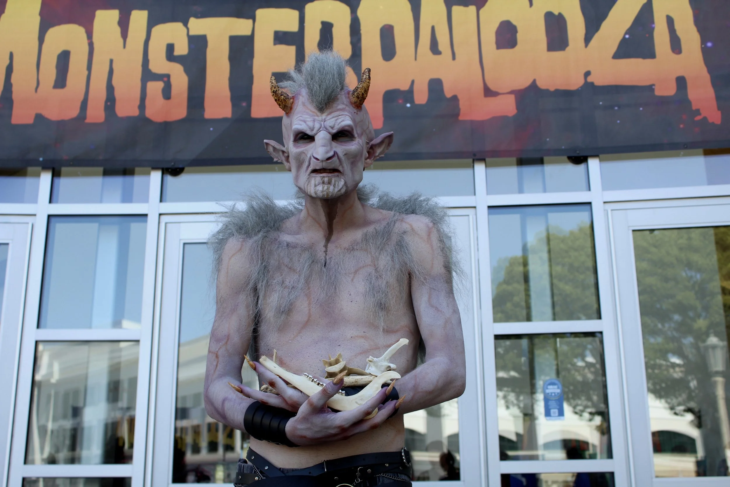 Voz'gimon (Sam Tepper) MUD's booth at Monsterpalooza 2026
_____________________________________________________

Artist: Brady Allio & Shay Sausser