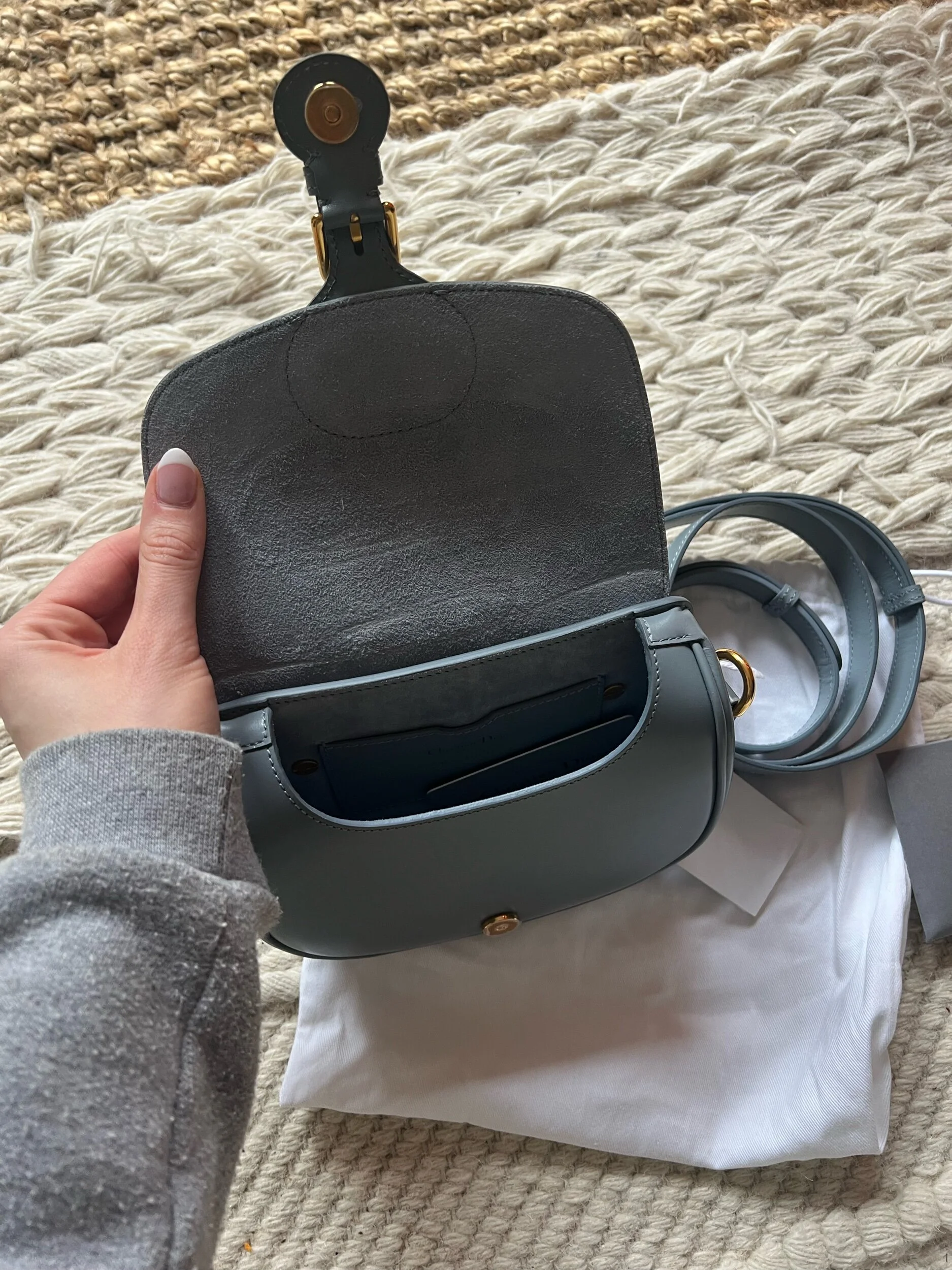 DC0A1F15-0C29-4706-8C48-0C8B141B9E7A