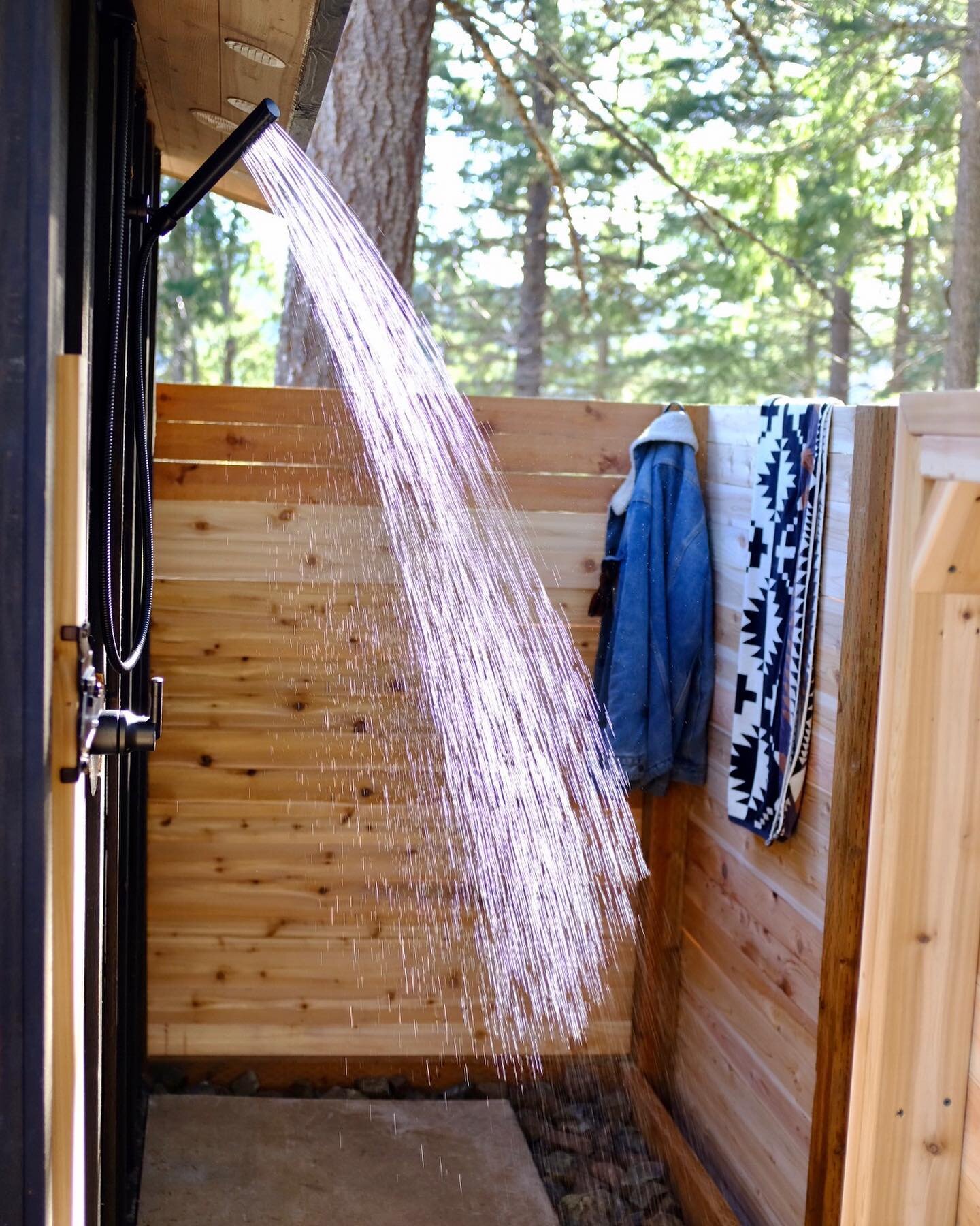 Lather yourself in enchanting forest views and negative ions at either of our outdoor shower locations. Try it once, and you&rsquo;ll never want to shower inside again. Promise ✌🏻🌊🌲
.
.
.
#theklickitattreehouse #welivelifeinthetrees #treehouse #ai