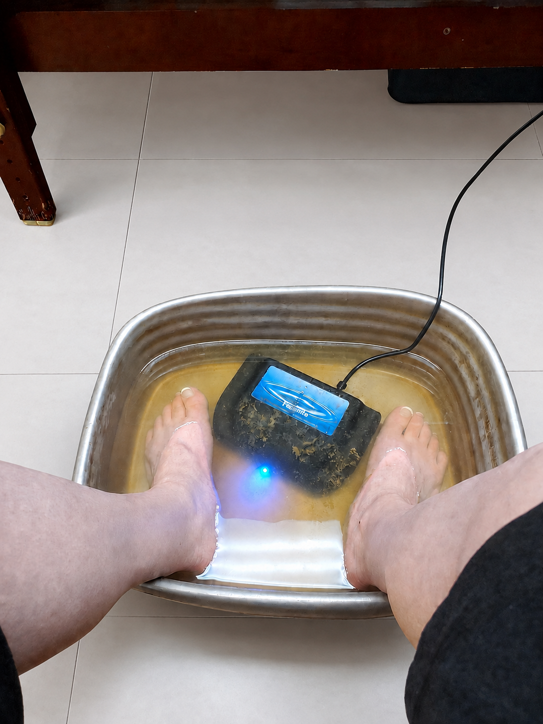 Bioresonance Foot Detox session with feet soaking in a wellness foot bath at Elite Retreat Wellness Center in Corbin, Kentucky.