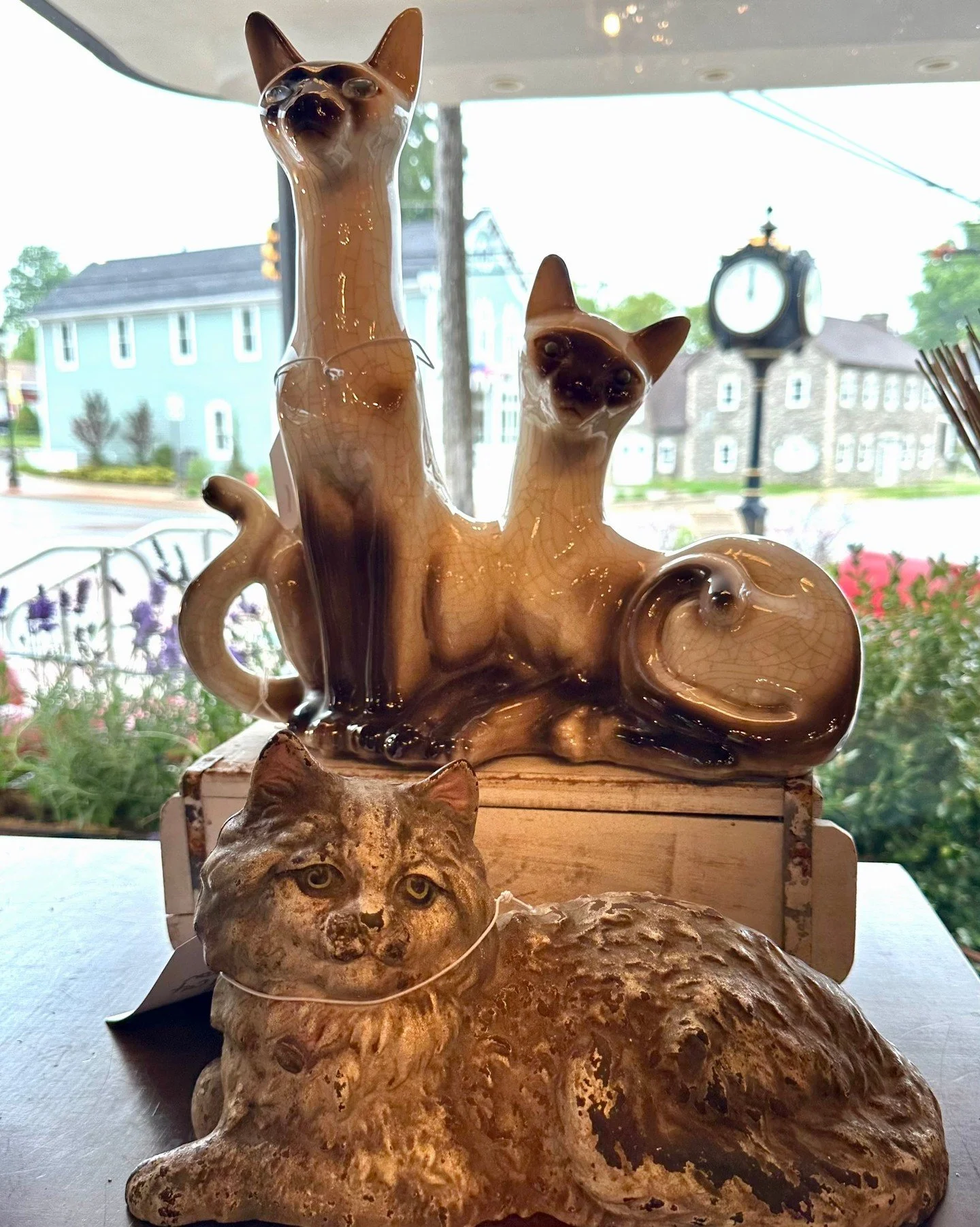 Calling all cat people. 🐈 We just brought in some seriously fun vintage feline finds at Metamora General &mdash; including a Siamese cat lamp and two charming cast iron cats with plenty of character. Equal parts quirky, cozy, and collectible.

Which
