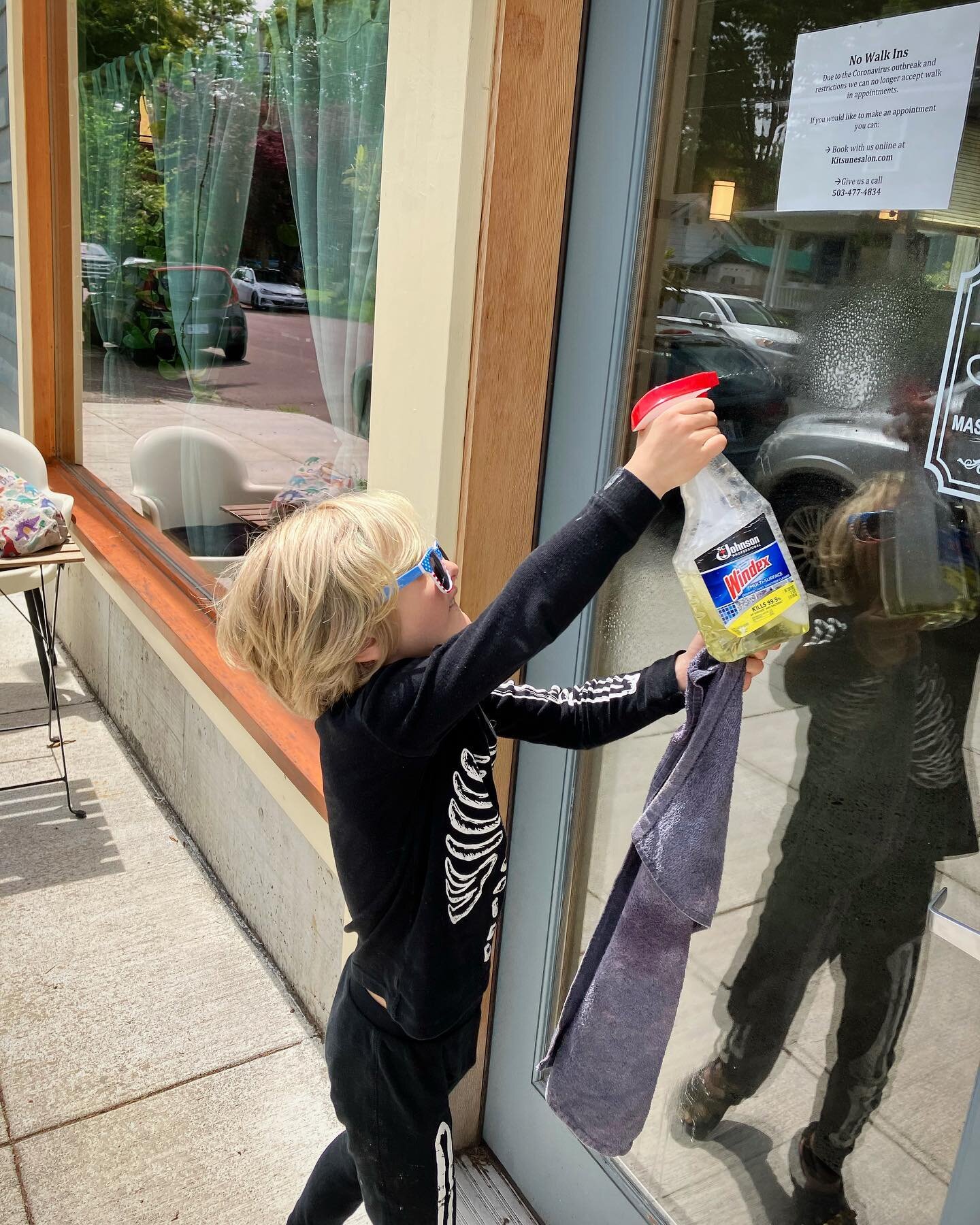 Another one of our awesome helpers, thank you Otis!!✨✨
.
.
.

#pdxhair #pdxhairstylist #portlandhairstylist #portlandoregon #kitsunesalon #kitsunesalonpdx #liberateyourhair #youarebeautiful #greencirclesalons #makebeautybeautiful
#supportsmallbusines