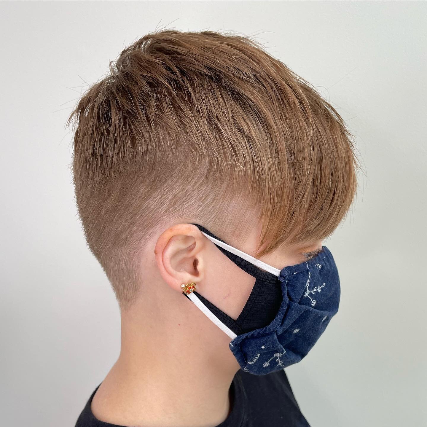 👨🏻&zwj;🎤 Let your hair do the talking. 

This short faded pixie haircut by @hair.by.fox will be so much easier to manage. Less hair getting caught up in masks is an added bonus.

#shortcuts #genderneutralcuts #sepdx #kitsunesalonpdx #crestonkenilw