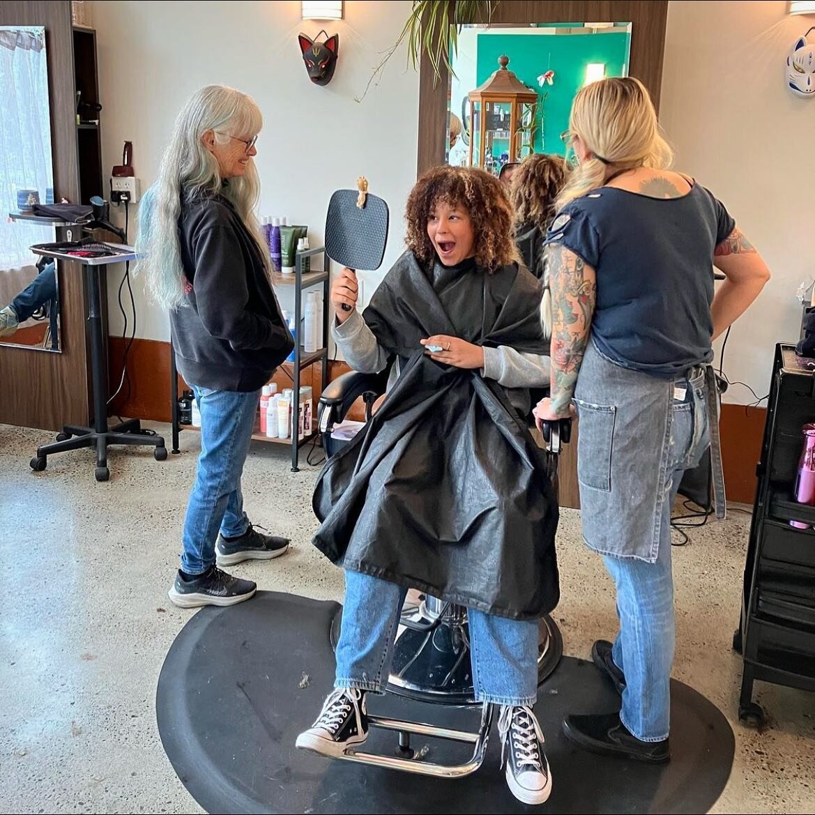 That happy hair face 😻 
Get yours today, book with our new stylist Pam, link in our bio🎉
.
.
.

#pdxhair #pdxhairstylist #portlandhairstylist #portlandoregon #kitsunesalon #kitsunesalonpdx #liberateyourhair #youarebeautiful #greencirclesalons #make