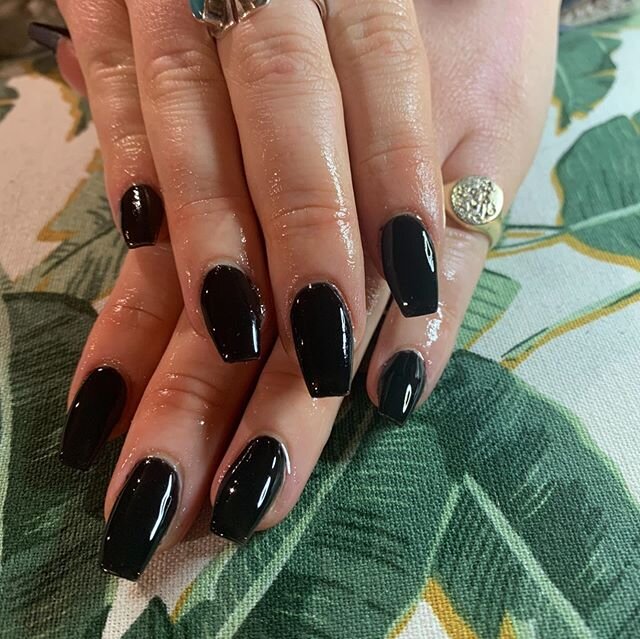 🖤 Black gloss nails are everything 🖤 
Nails by our senior technician Aoife 
To book an appointment dm us or book through
Website - blushbeautybarmcr.as.me
Telephone - 07799480278 -
-
-
-

#nailsofinstagram #nails #nailsonfleek #nailsoftheday #nails