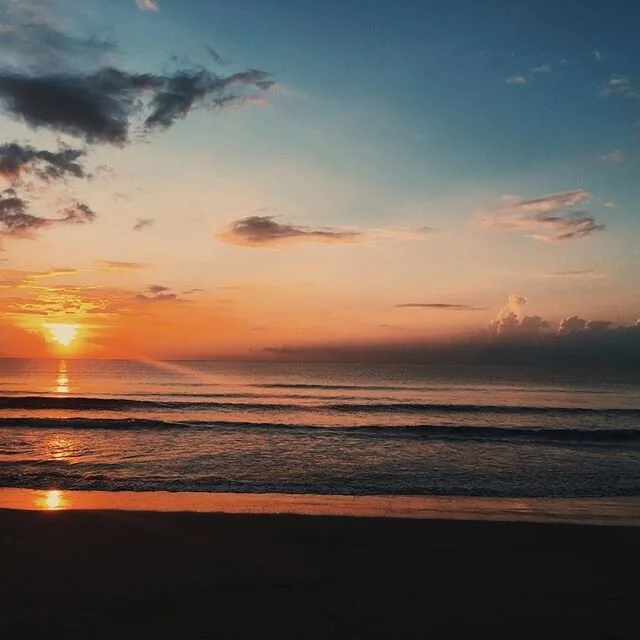 No one can resist a sunrise. 
Amazing shot by @leighcaa 
#C&ocirc;te #coteresort #surf #surfing #surfer #sunrise #sun #earth #nature #dipaculao #baler #notbaler #aurora #philippines #beach #waves #coconut #ocean #horizon #morning