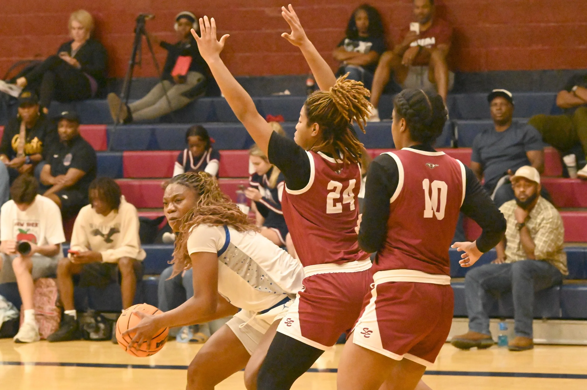 Cath Hannah Smith defended by SE Teonna Davis (24).JPG