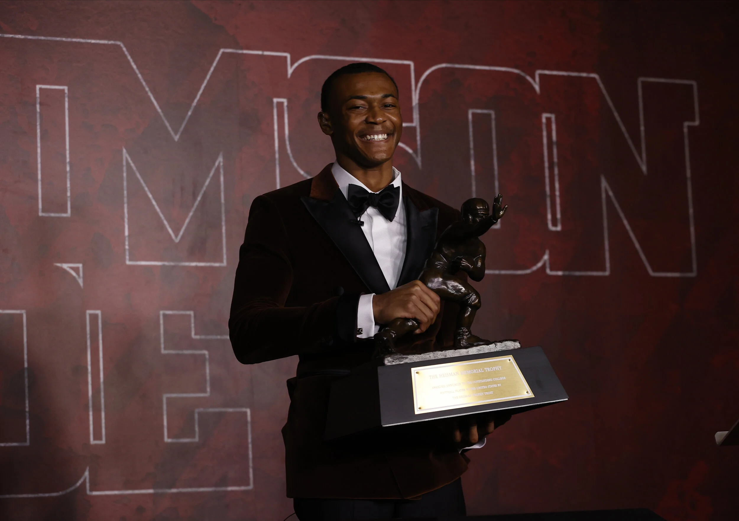 HEISMAN: Tide's Smith becomes first receiver to win award in three decades
