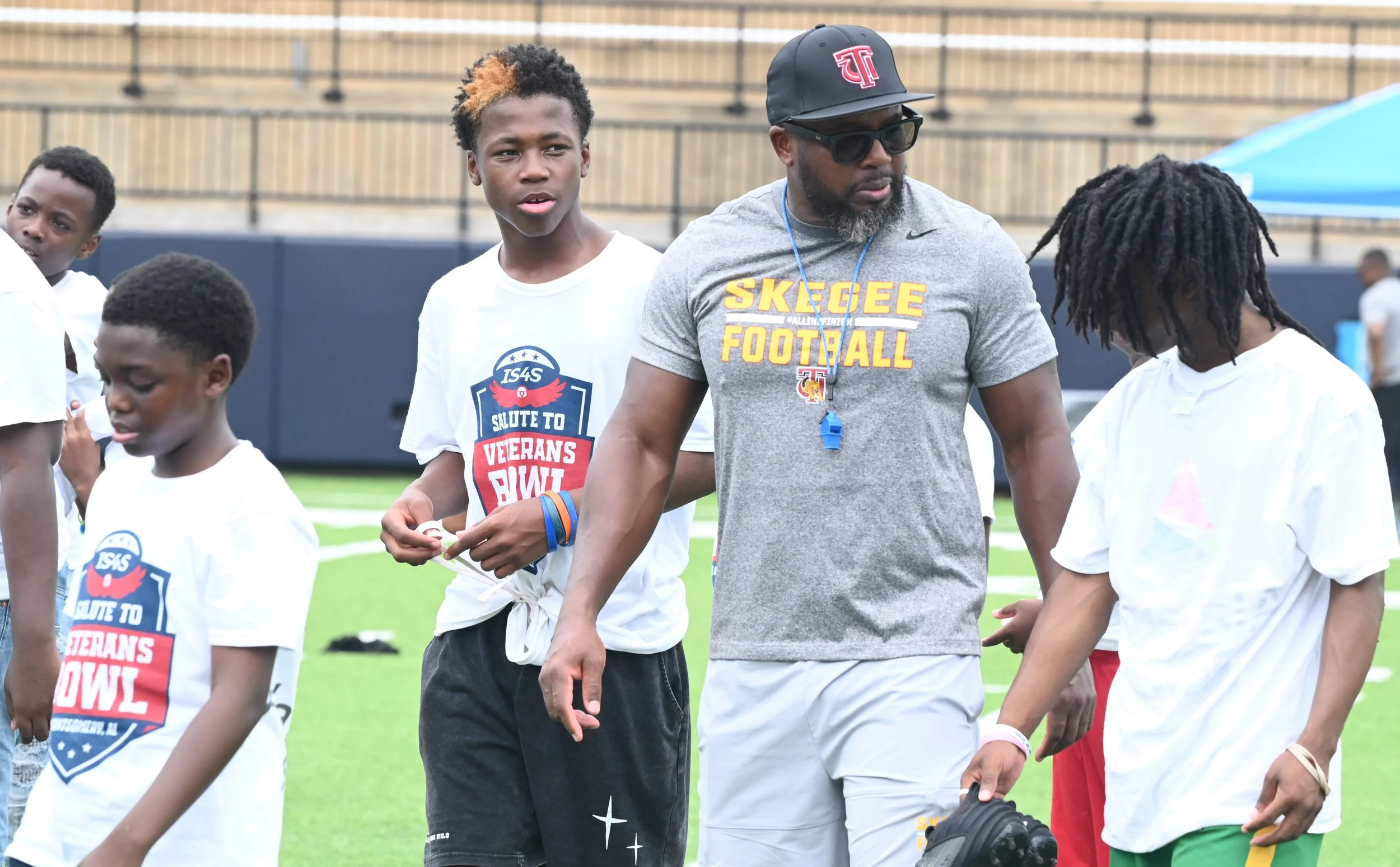 Aaron James talks to campers.JPG