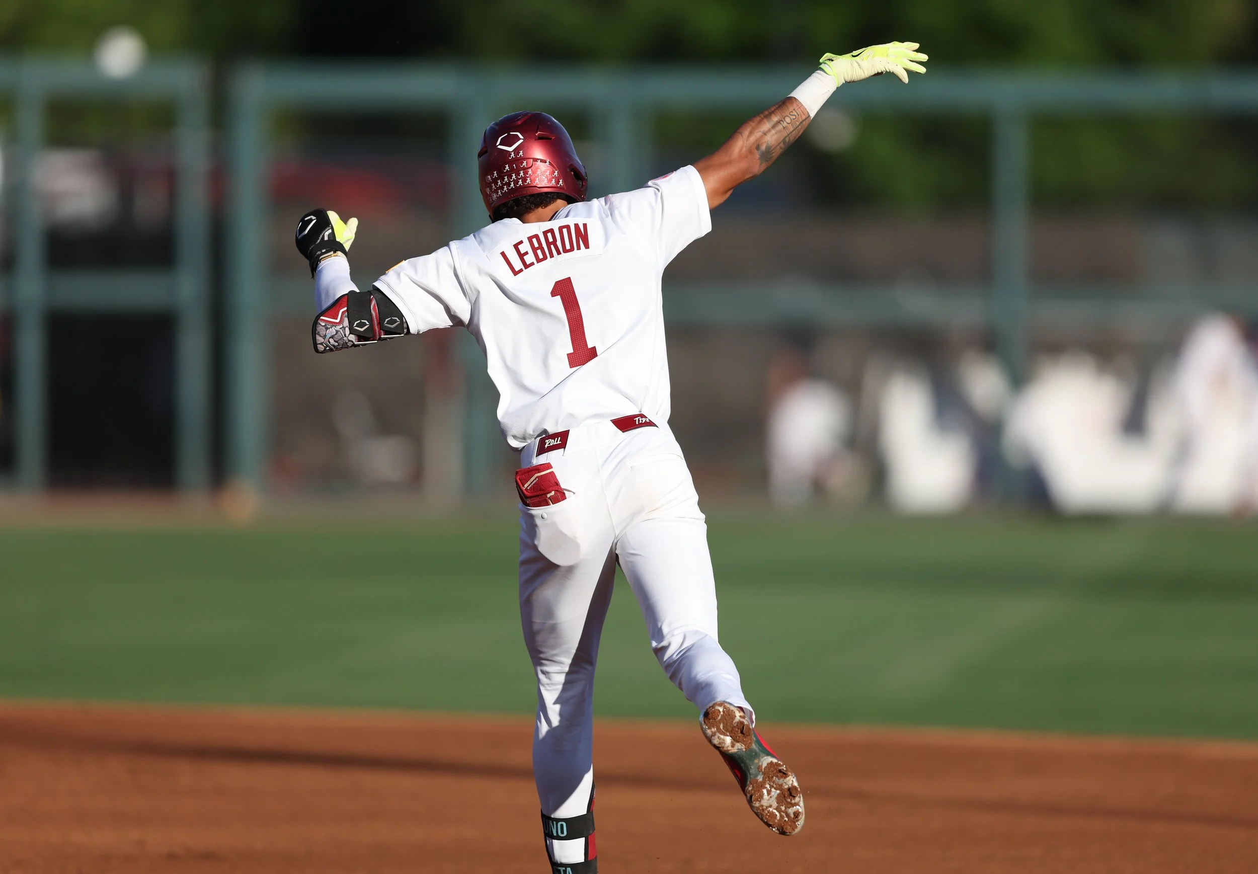 ua 26base lebron hr trot.jpg