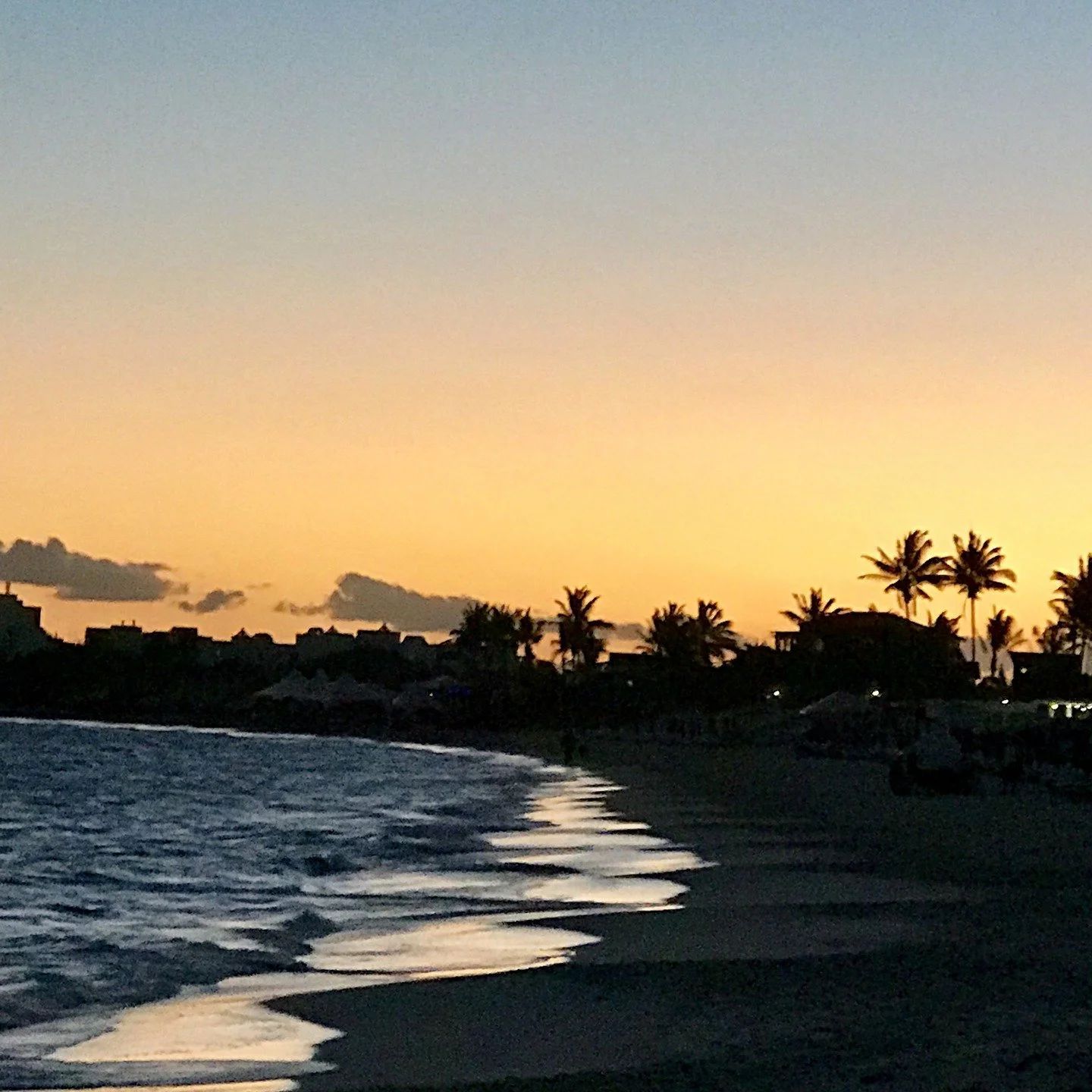 As the sun sets to rest another island day, the full moon rises in the east to greet the evening. Two photos, taken within moments of one another, standing on the beach looking right, then left. 🌴
Take in the special moments.
#anguilla
#namasand
#sp