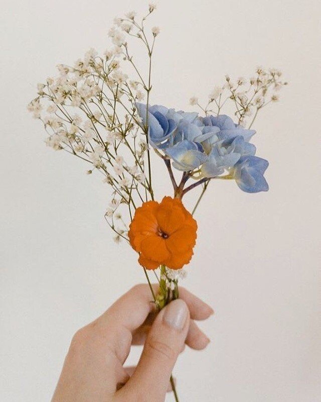 Like wildflowers; you must allow yourself to grow in all the places people thought you never would 🌸⁣
⁣
We're feeling these positive weekend vibes 💫 ⁣
⁣
Regram from one of our favorite Mom brands: @badmomsclub.de