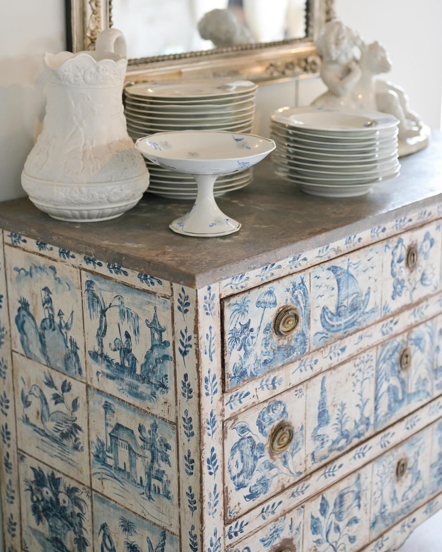 Be still my heart 💙💙💙 This 19c Italian hand painted commode&hellip;oh my goodness, isn&rsquo;t she just dreamy?? Thoughts racing through my mind of where this could land in my own home 😉 jk, sort of. Every detail though, show stopper, heartthrob.