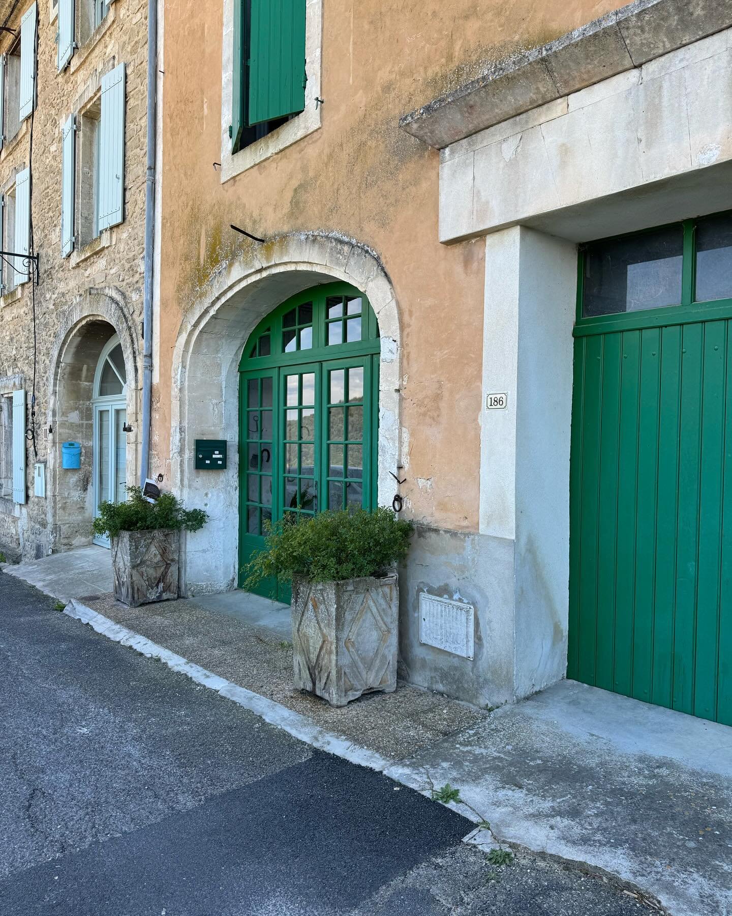 The colours of Provence. What a beautiful color combination shown here in this lovely image from Menerbes, France. I love the deep greens against the weathered peachy tones. And those planters, I mean&hellip;perfection in imperfection. That&rsquo;s t