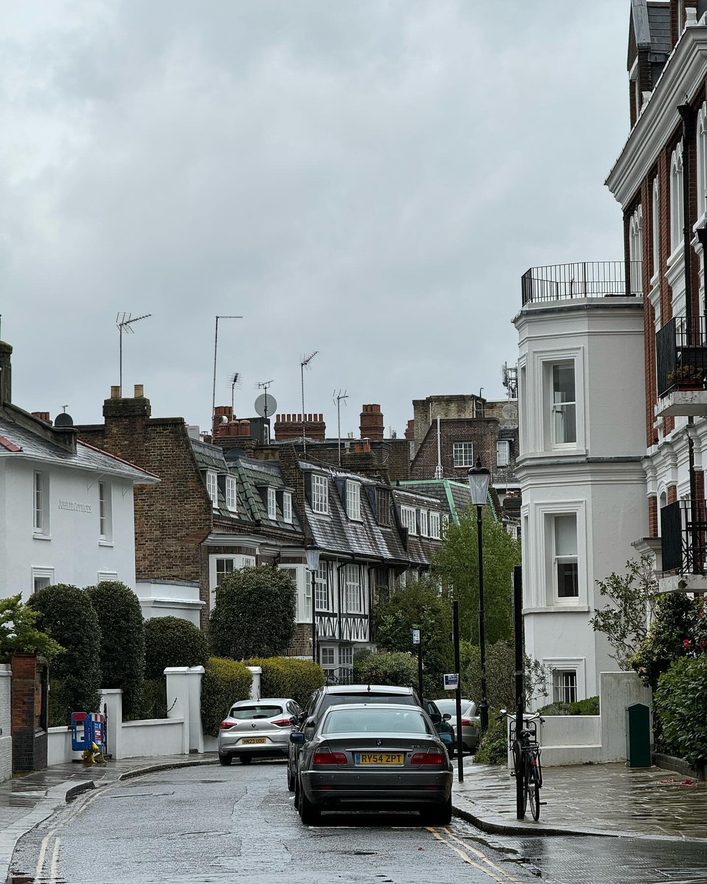 Just walking Chelsea, London on a rainy morning 🌸 #khhtravels #cometravelwithkhh #chelsealondon