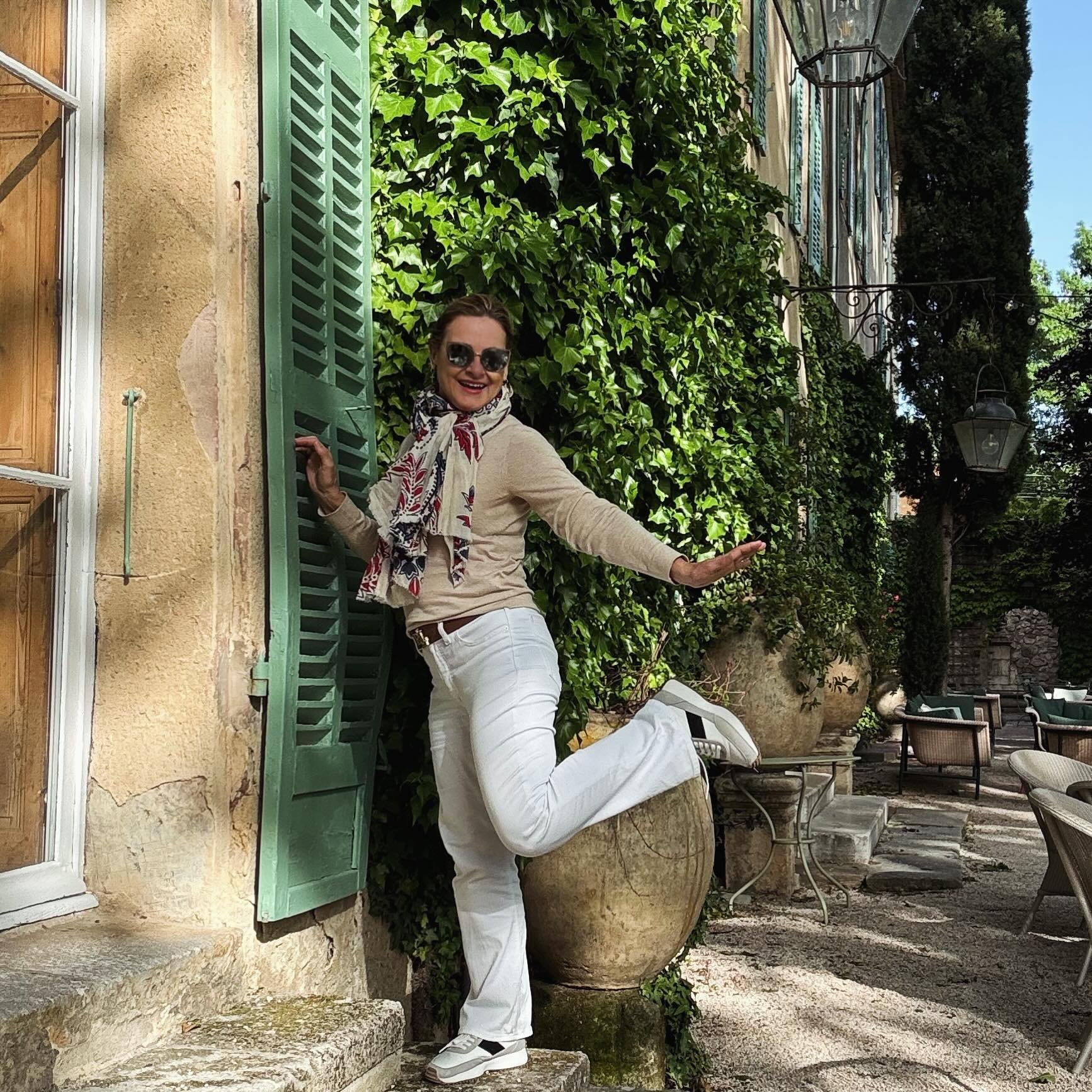 All work &amp; no play makes for a boring day 💛get out there and get some sunshine and be silly 😉 have a ball because you only go around this place once. Make it count!! #bonjour #khhtravels #france #frenchchateau #smile Are you thinking about comi