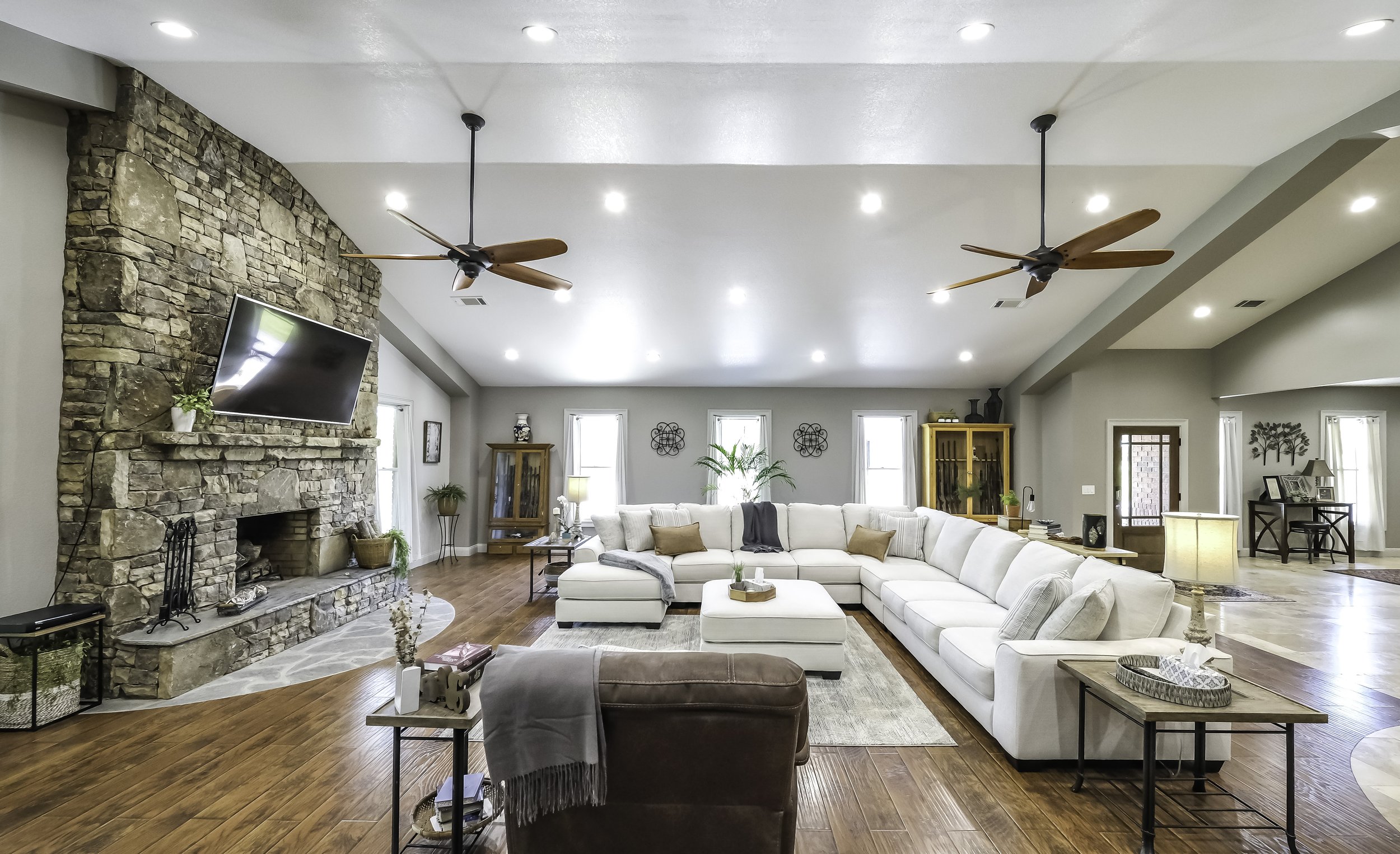 Living Area - Wide View.jpg