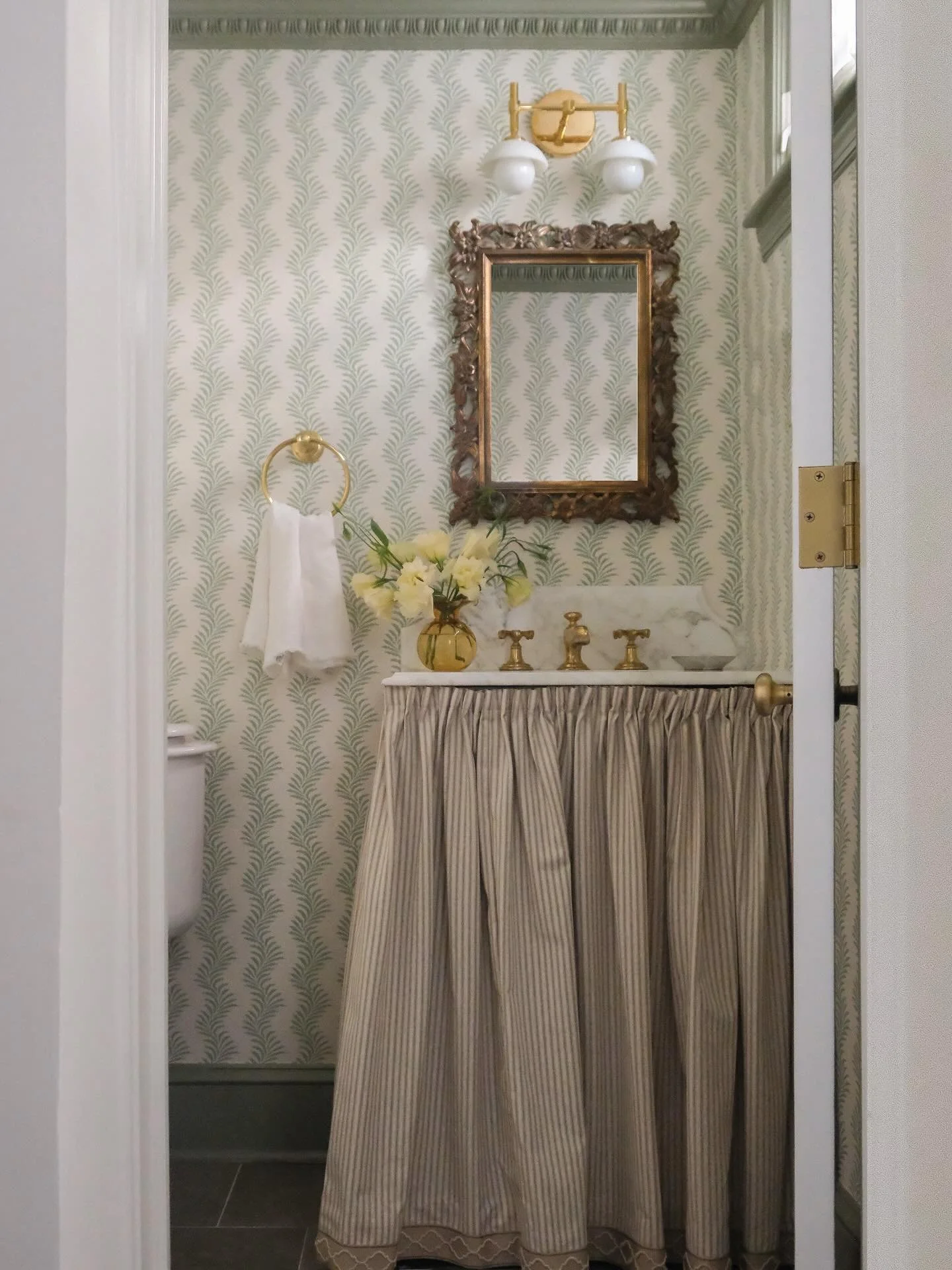 Us 🤝 A skirted sink 

📷: @rmcginnphoto 
🪴: @thegabgram