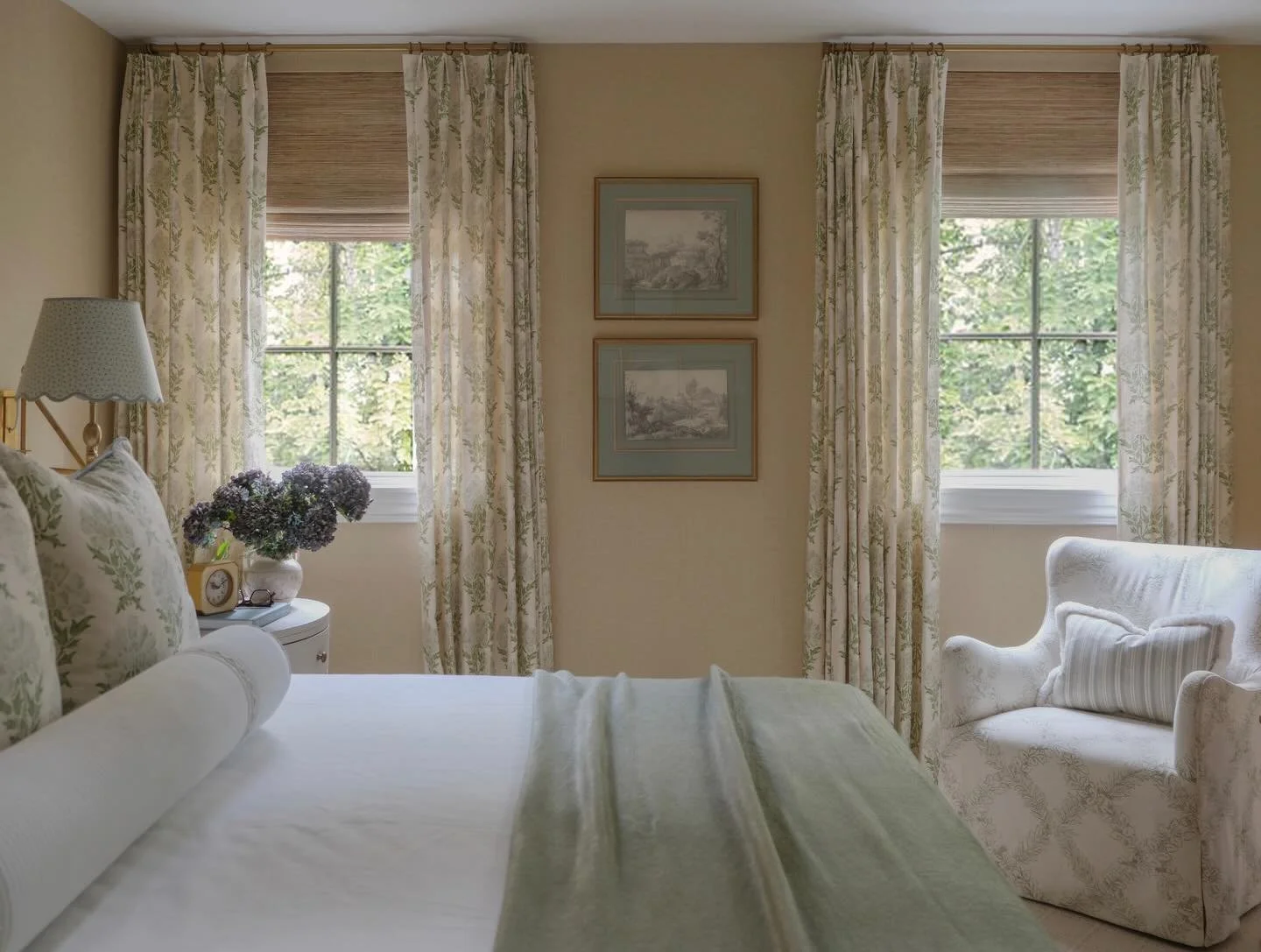 An earthy bedroom retreat tucked into the trees - what more could you ask for?
📷: @rmcginnphoto 
🪴: @gabriellelangdon_