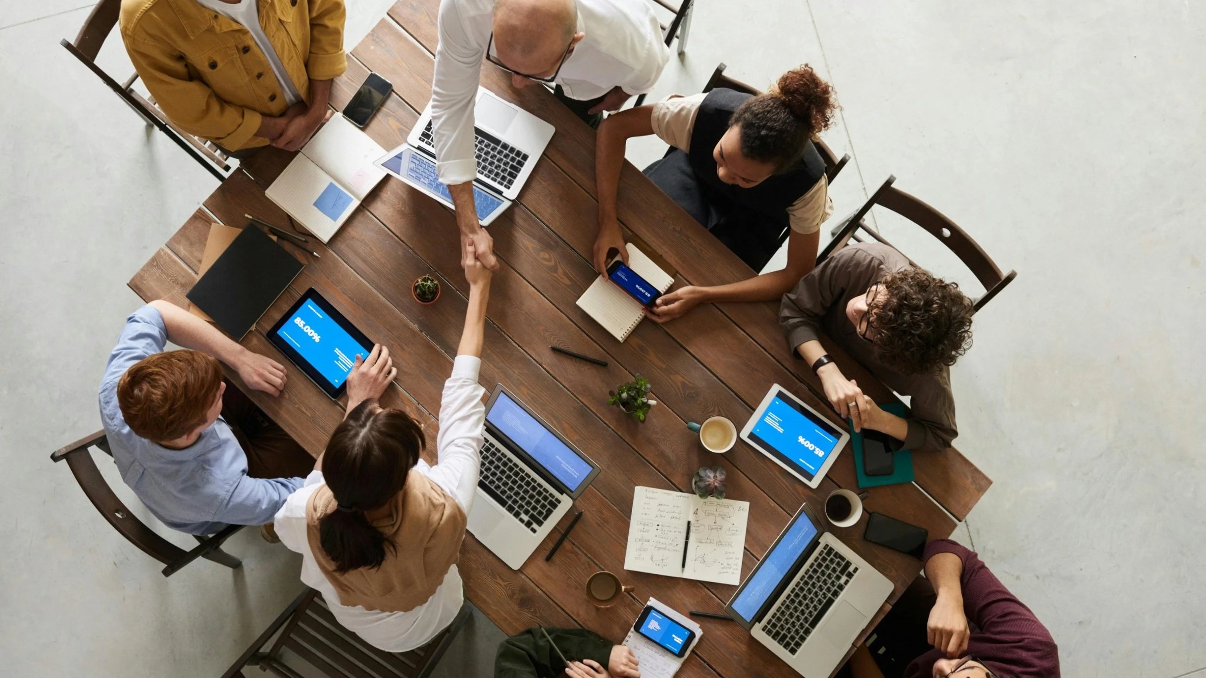 El factor humano en la era de los algoritmos: ¿Por qué la IA hace más valiosas las soft skills?