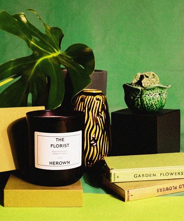 The uplifting aroma of The Florist candle 🌿
.
An uplifting aroma that slowly builds for an original botanical signature. If left to grow The Florist will fill most rooms with a delicate sappy green aura
.
.
. 
#herown #herowncandles #herownstore #he