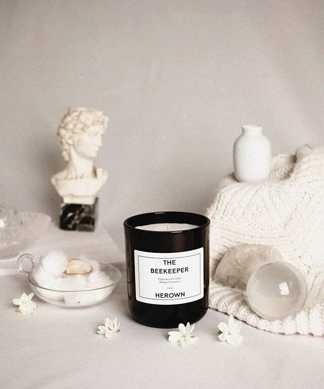 Imagine the golden hues of a wicker basket brimming with freshly picked waxen oranges or rural walks meandering between sun-dried hay bails in late summer sun ☀ .
Burning The Beekeeper candle will bring soft glowing aromatic radiance to your room
.
.