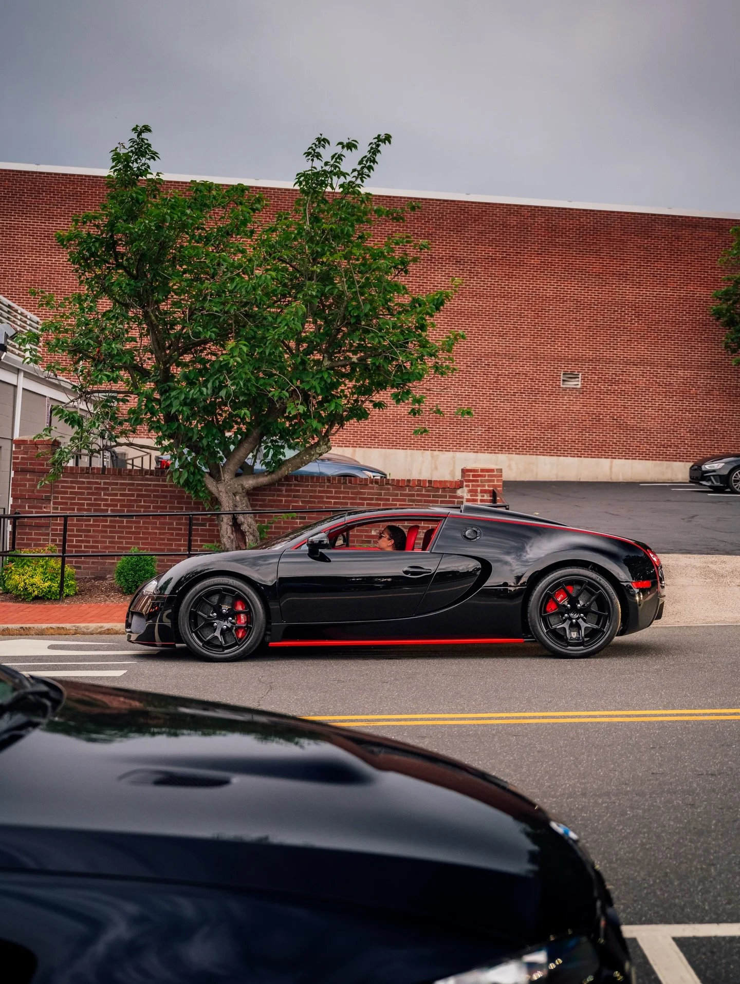 W16 in the rain 🌧️ 
#bugatti #veyron #caffeineandcarburetors