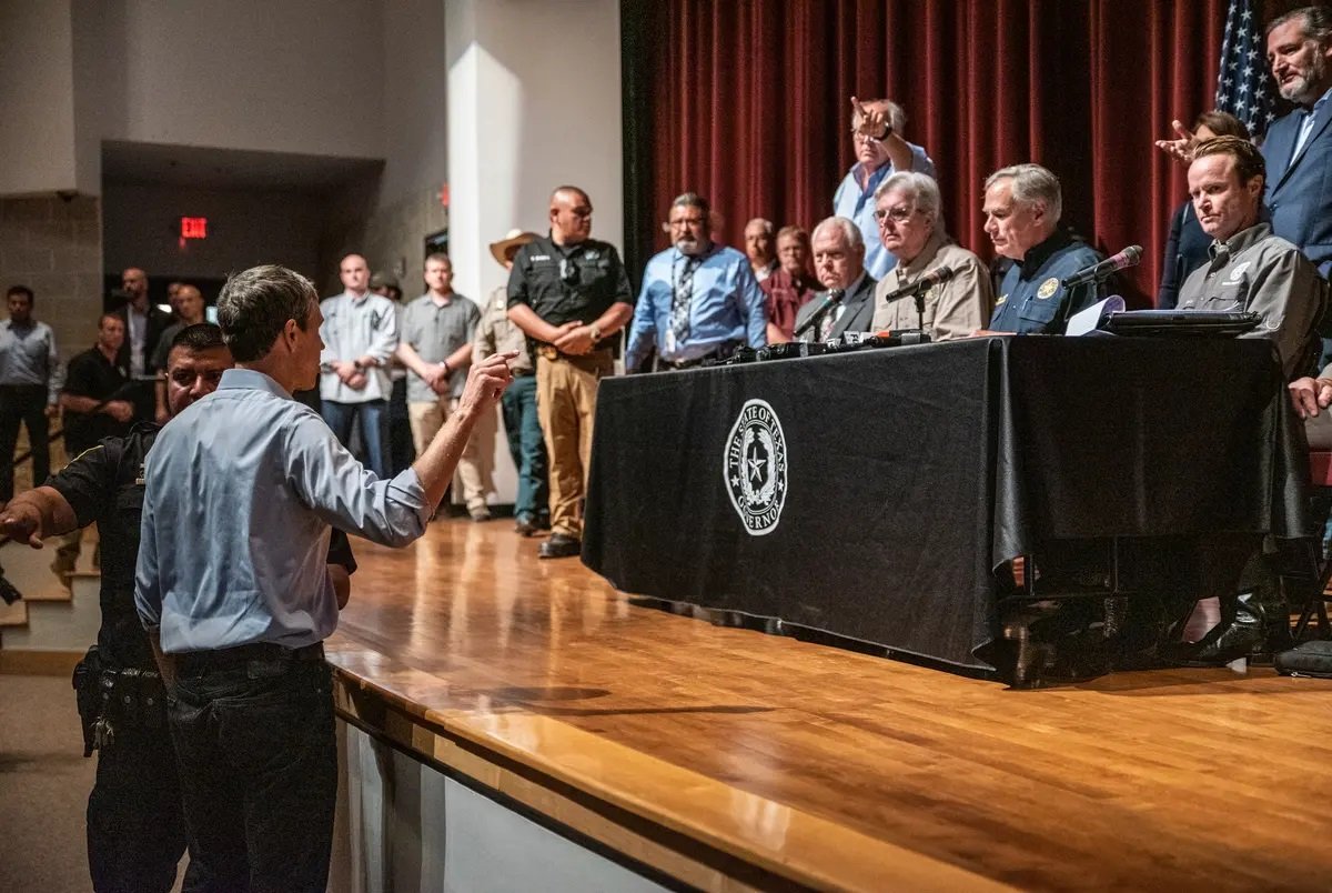 O’Rourke Confronts Texas Gov. Greg Abbott at Press Conference
