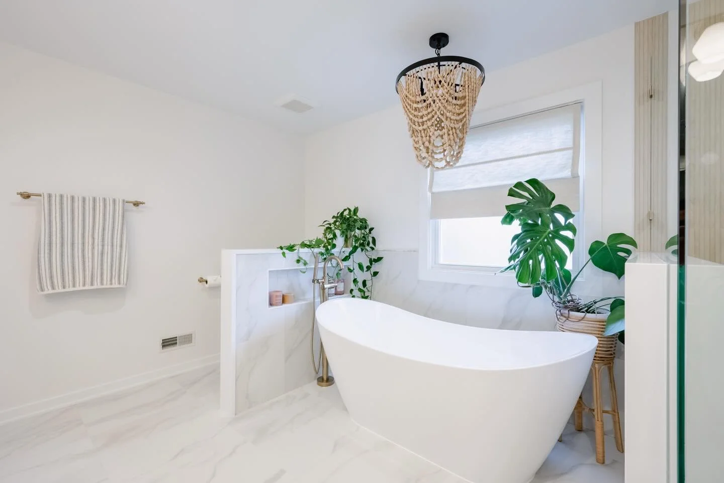 Natural earthy tones and finishes are my favorite! Also, adding plants to your bathroom creates the spa feel that we all are craving for! 

Design by @magdainteriors_ 
Remodel by @magdainteriors_ 

#barhroomtransformation #napervilleinteriors #chicag