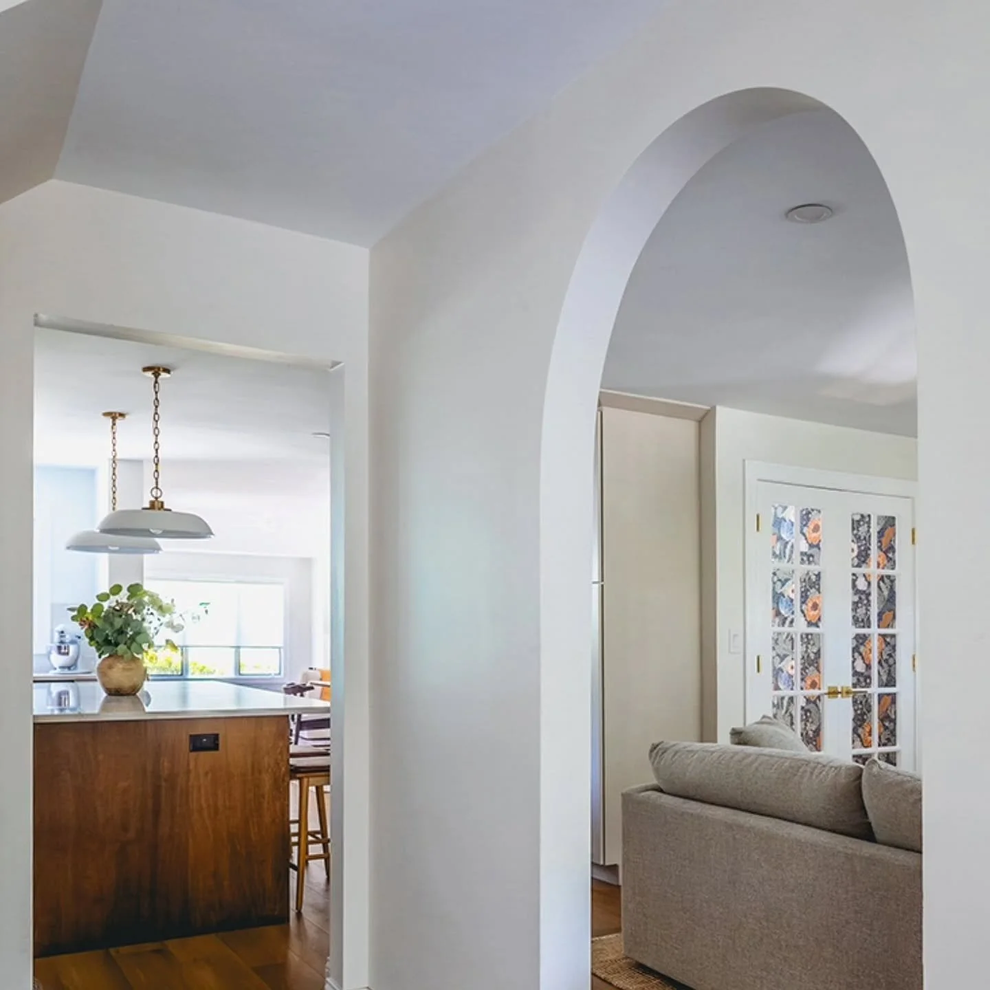 When the walls bloom, the room awakens. Bold botanicals turn an ordinary office into a place where ideas grow and intuition feels easy to trust. At Magda Interiors, we help you explore patterns that truly speak to you - the ones that feel comforting,