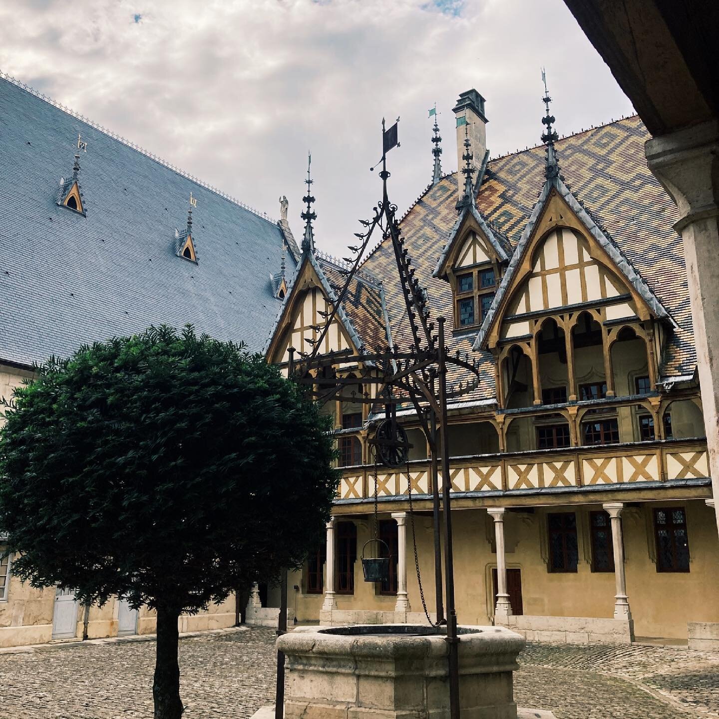 The most symbolic vaccination center: les Hospices de Beaune. It&rsquo;s history begins in 1443 when Nicolas Rolin and Guigone de Saluns created a charitable hospital for the people of Burgundy: l&rsquo;h&ocirc;tel Dieu. The site received the sick un